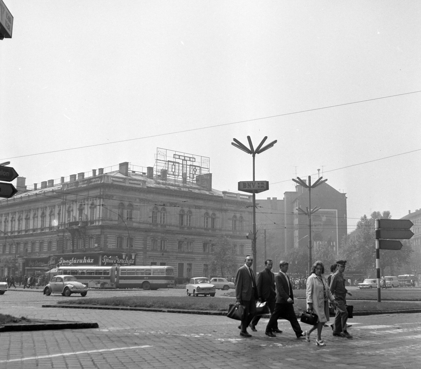 Hungary, Budapest V.,Budapest VI., Nyugati (Marx) tér, balra a Teréz (Lenin) körút, jobbra a Bajcsy-Zsilinszky út., 1972, UVATERV, Budapest, Fortepan #98251