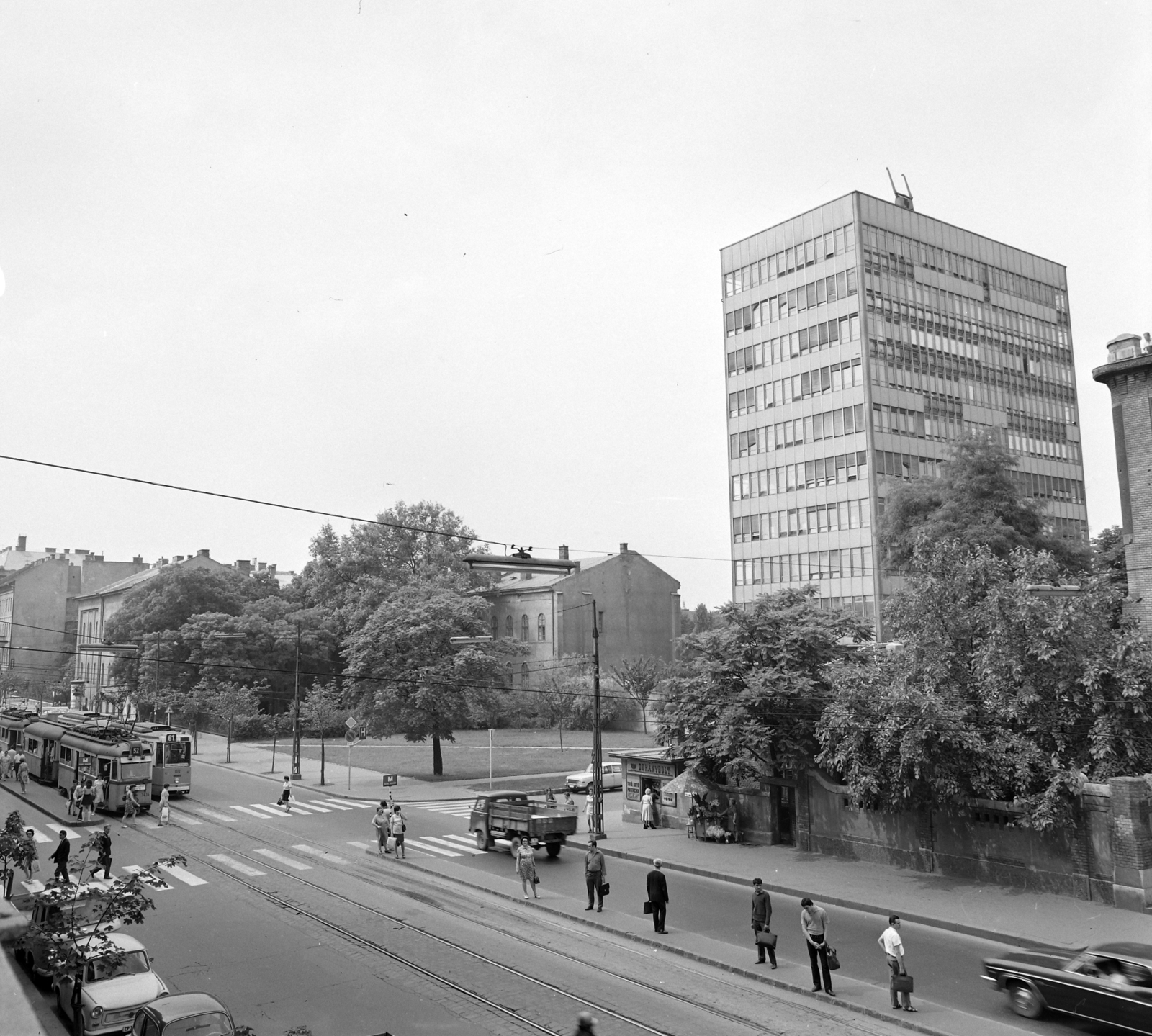 Hungary, Budapest VIII., Üllői út, jobbra a Szigony utcában a Kísérleti Orvostudományi Kutató Intézet épülete., 1972, UVATERV, Budapest, Fortepan #98265