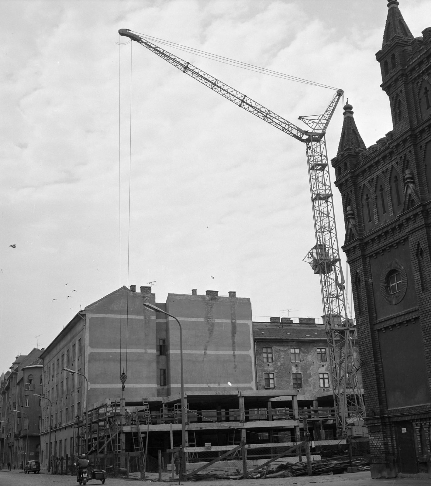 Hungary, Budapest XIII., Visegrádi utca - Bessenyei utca sarok, épül a Közlekedési és Műszaki Vállalt garázsa., 1972, UVATERV, Budapest, Fortepan #98274