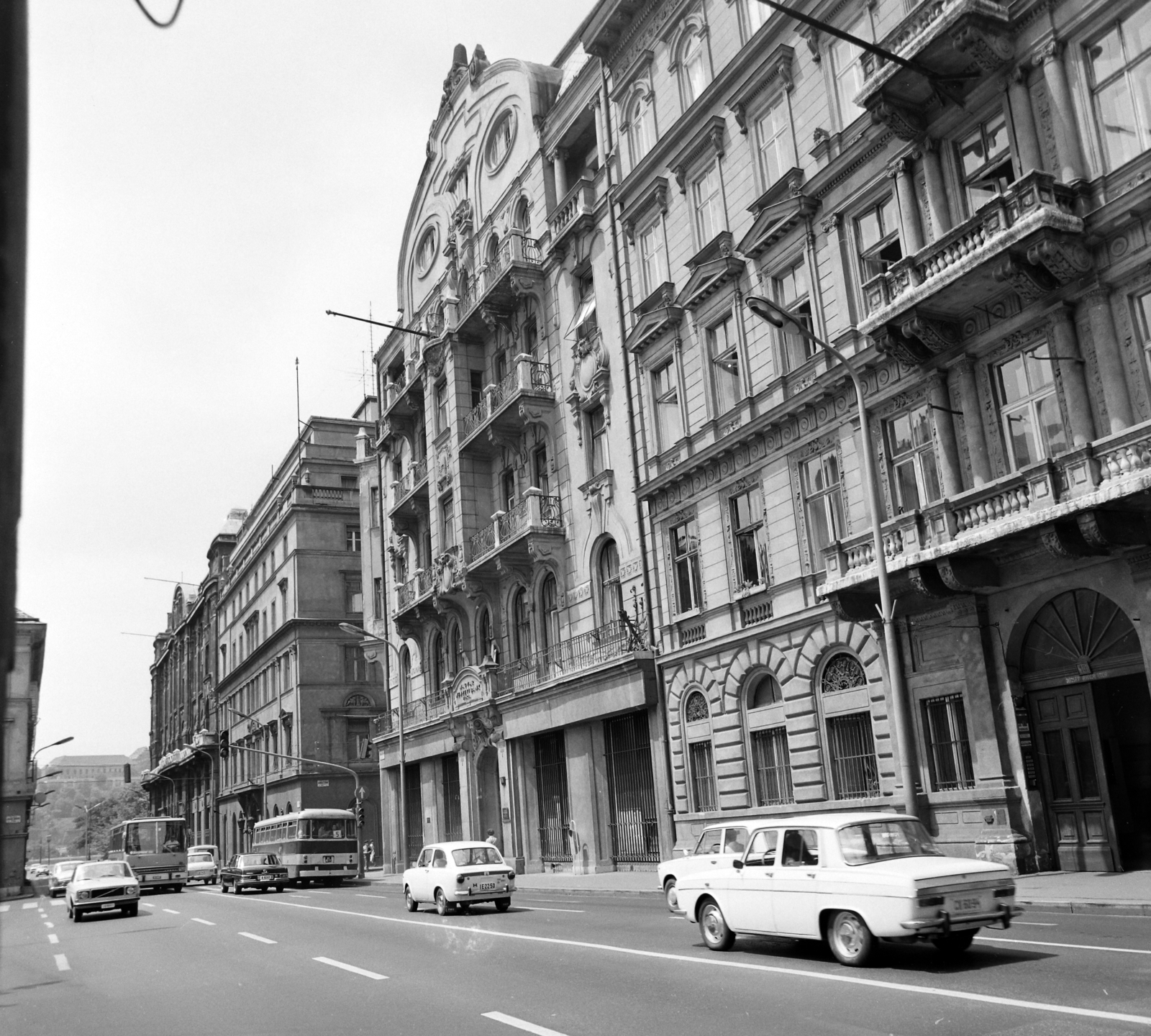 Hungary, Budapest V., József Attila utca a József nádor tértől a Duna felé nézve., 1972, UVATERV, volvo 140, Budapest, Fortepan #98280