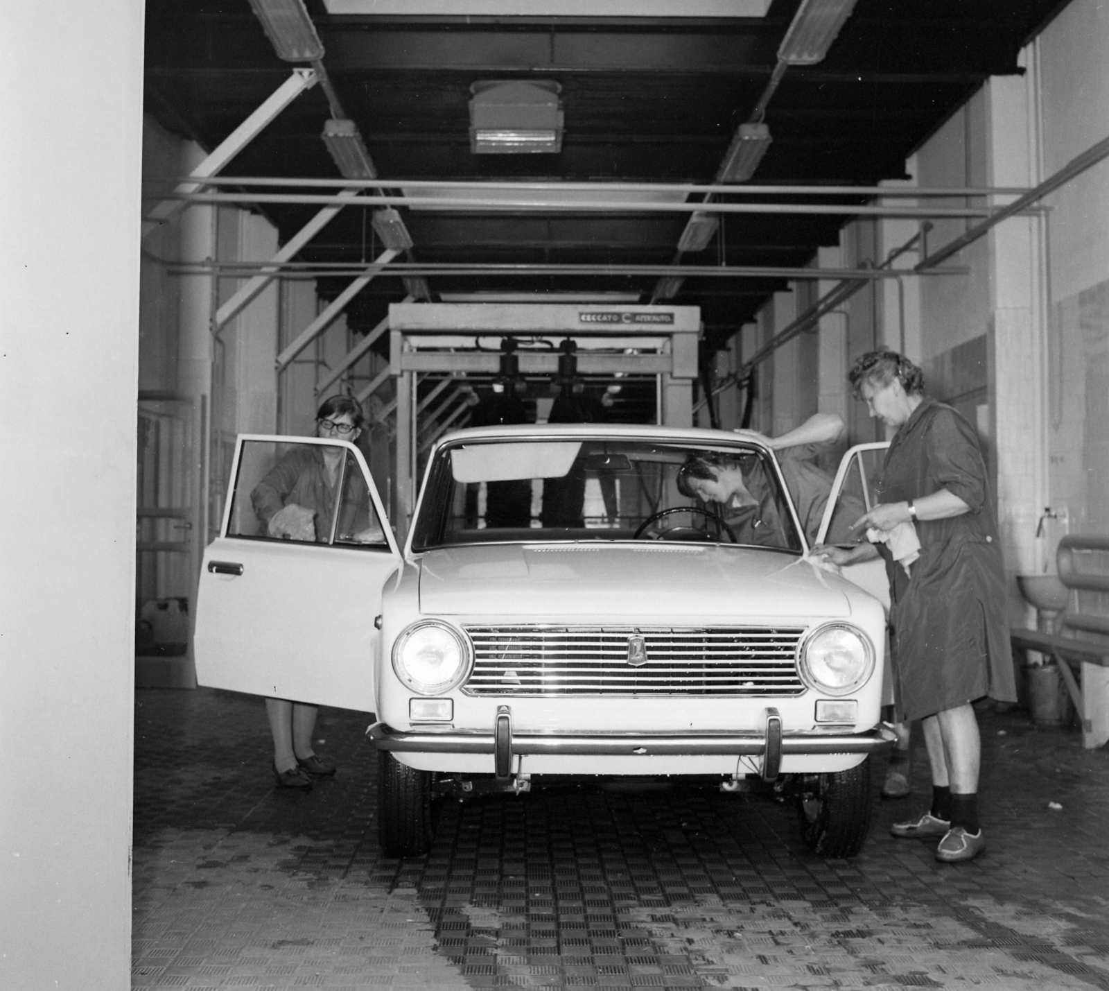 Magyarország, Budapest XXI., Védgát utca 5-7., a Merkur Személygépkocsi Értékesítő Vállalat telepe., 1972, UVATERV, Lada-márka, VAZ 2101, Budapest, Fortepan #98294