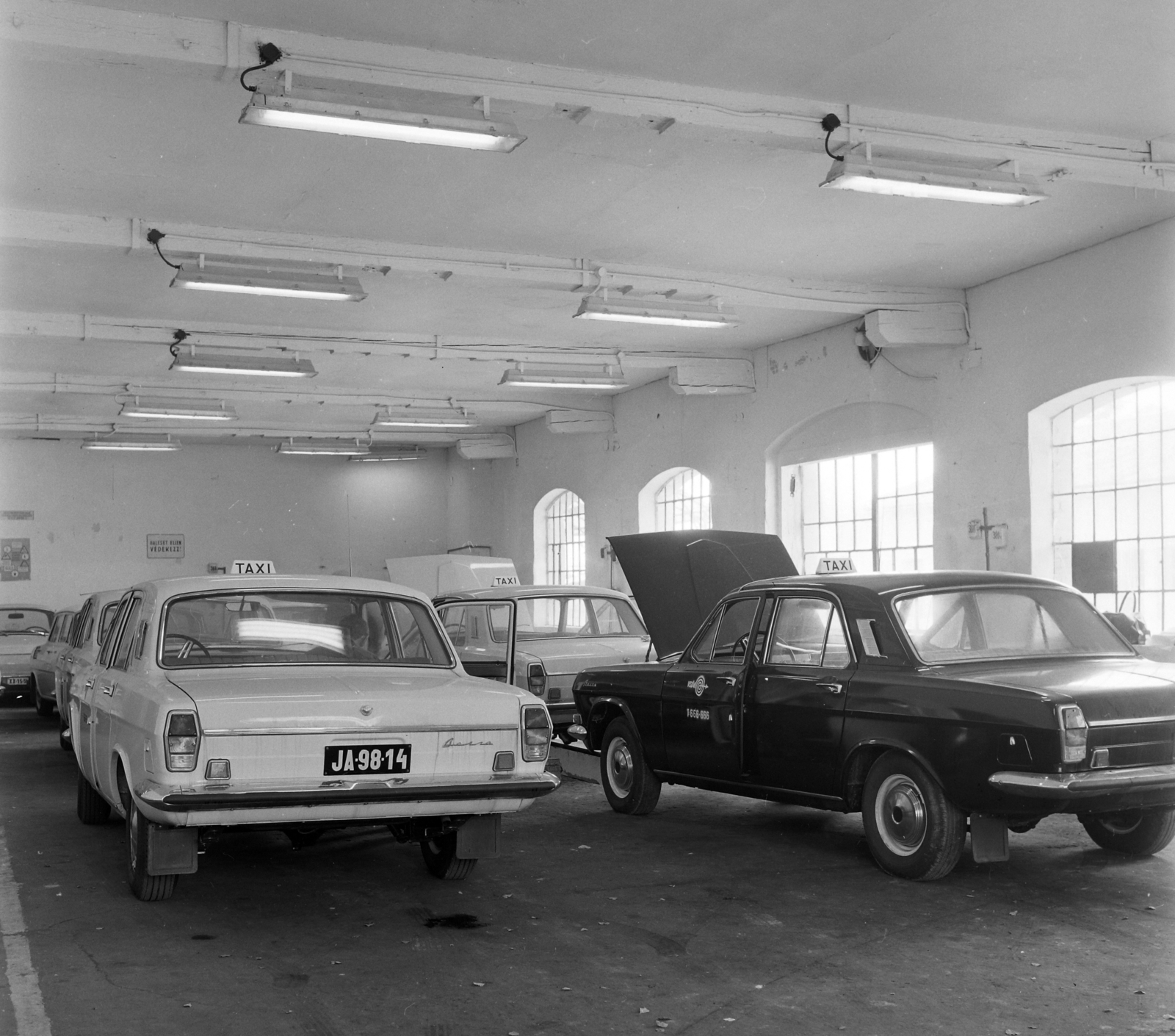 Hungary, Budapest XIV., Jerney utca 56., a Volántourist Vállalat javítóműhelye., 1972, UVATERV, GAZ-brand, taxicab, automobile, number plate, garage, Volán organisation, Budapest, Fortepan #98345