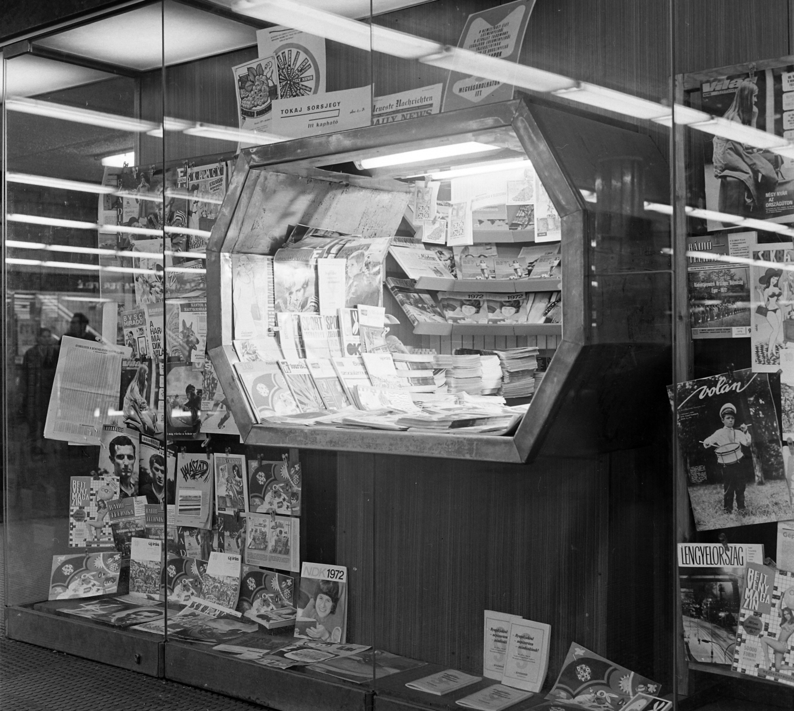 Hungary, Budapest VIII.,Budapest IX., Üllői út - Nagykörút kereszteződés, aluljáró., 1972, UVATERV, Show window, theater, underpass, newsstand, Budapest, Fortepan #98352