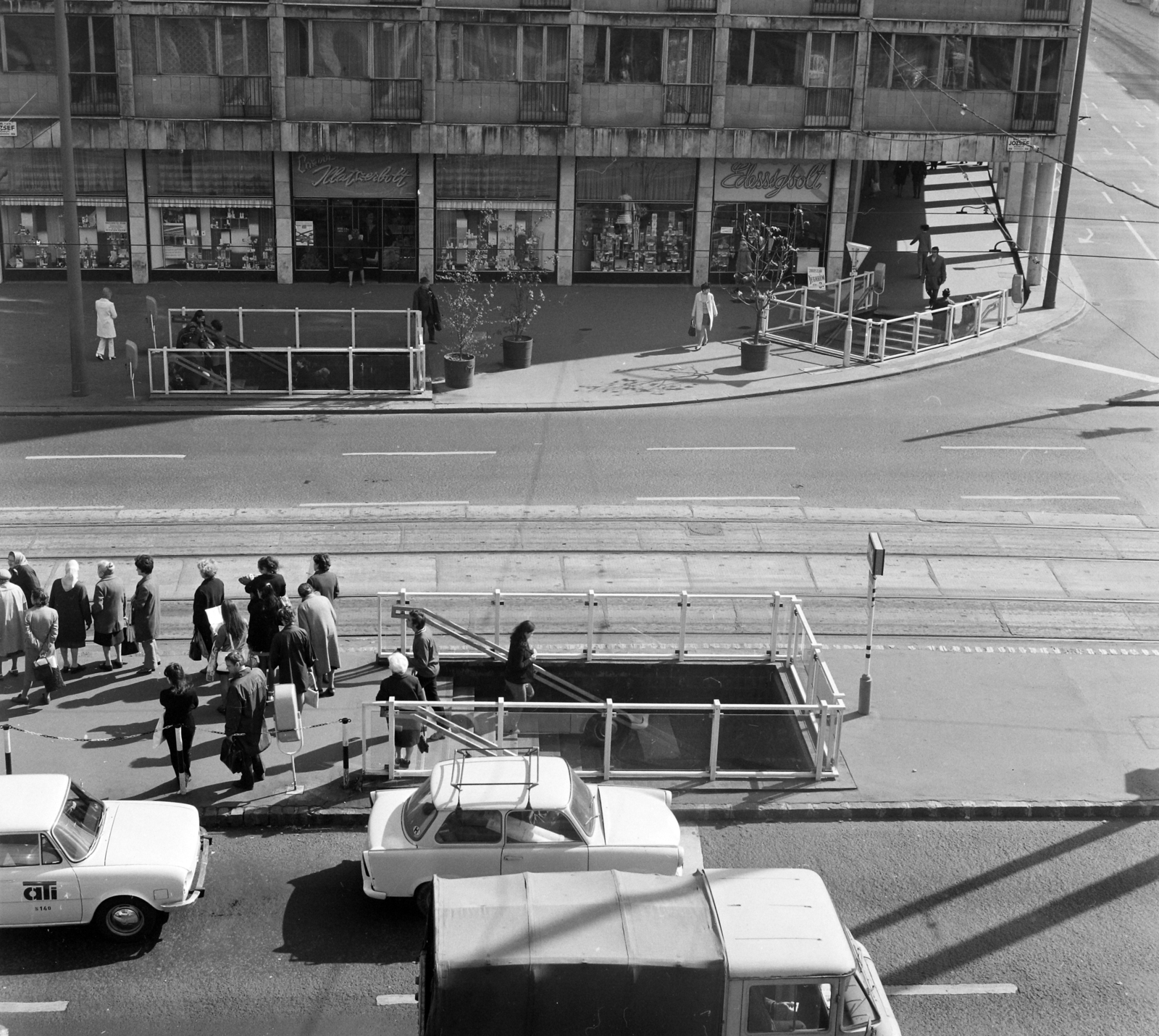 Hungary, Budapest VIII., József körút az Üllői úti villamosmegállónál., 1972, UVATERV, Trabant-brand, street view, Skoda-brand, underpass, automobile, Budapest, roof rack, Fortepan #98355