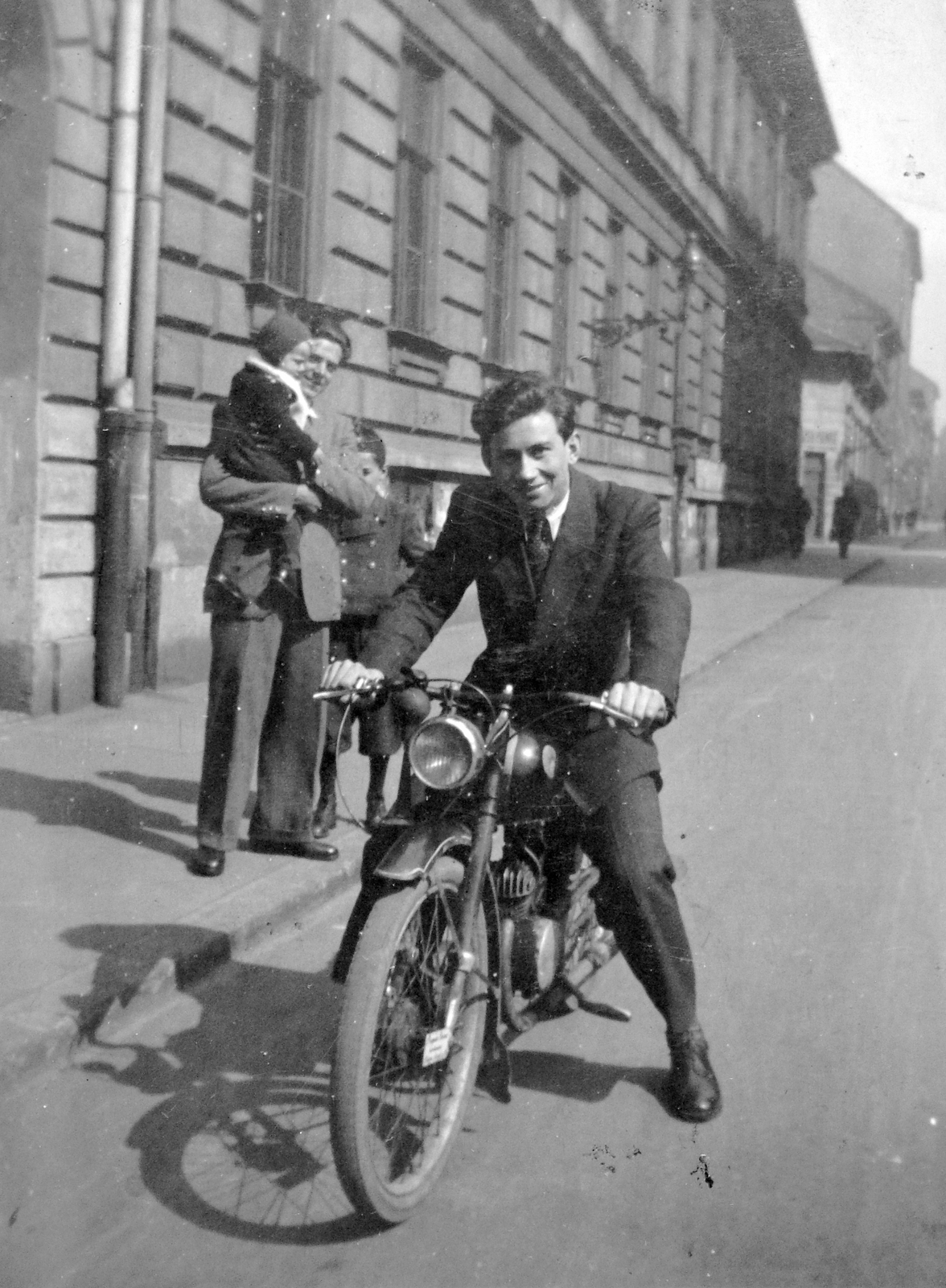 Magyarország, Budapest VIII., Losonci utca 10., a háttében balra a Kemény Zsigmond utca., 1943, Fortepan, család, motorkerékpár, magyar gyártmány, utcakép, férfi, Budapest, Mátra-márka, Fortepan #9837