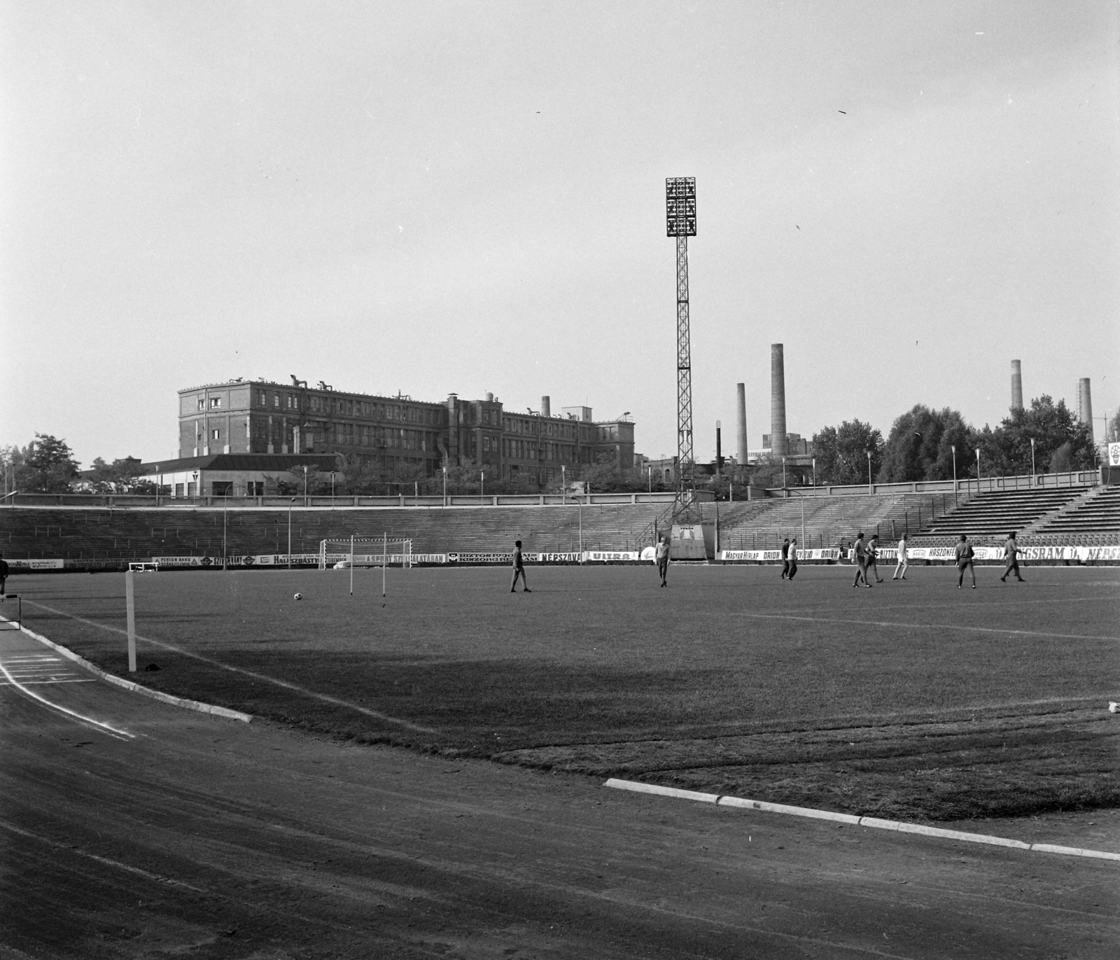 Magyarország, Budapest IV., Újpest, Megyeri út, Újpesti Dózsa pálya, háttérben a Tungsram., 1972, UVATERV, Budapest, Fortepan #98375