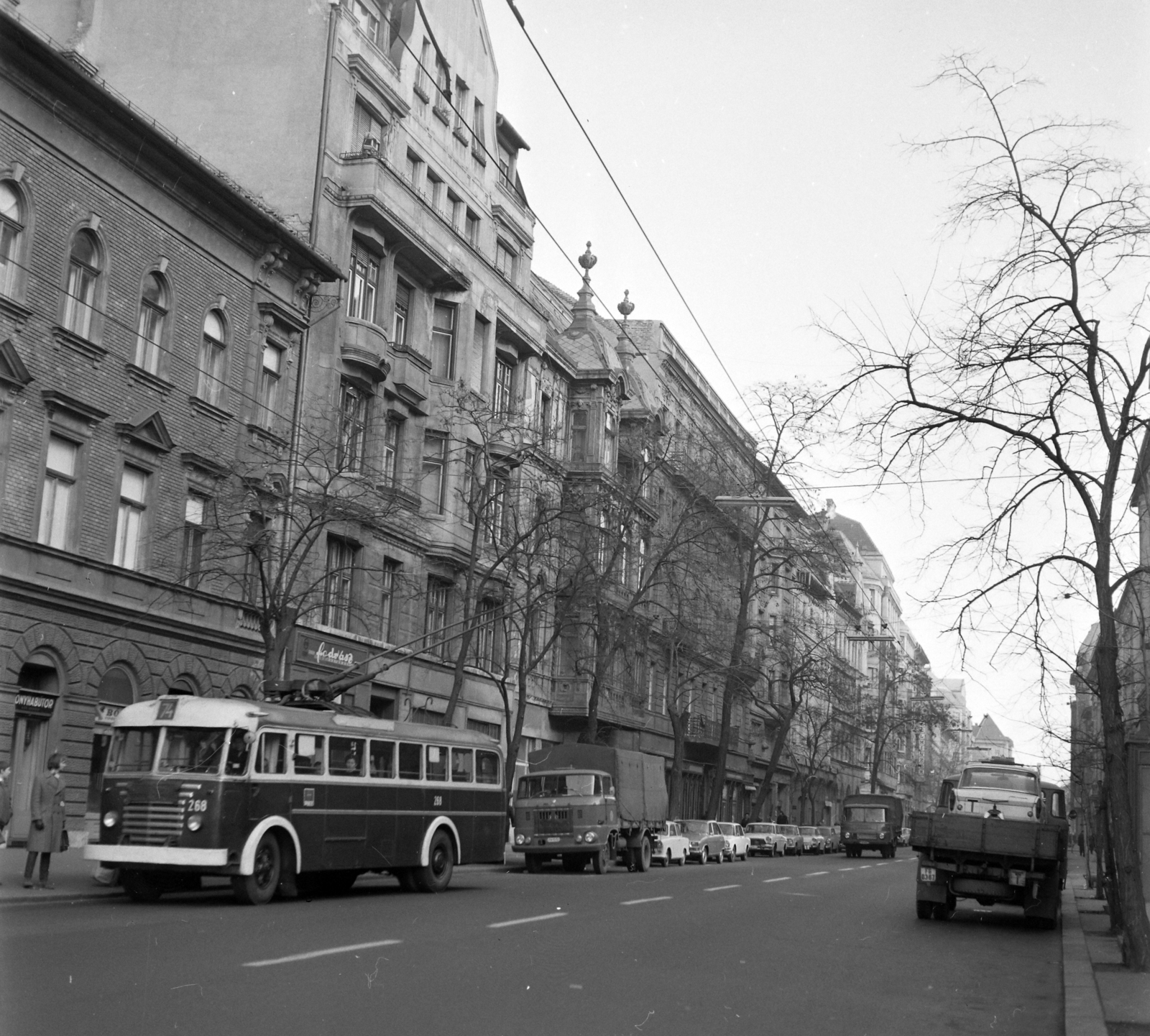 Hungary, Budapest VIII., Baross utca a Horváth Mihály tér felől a Kálvária (Kulich Gyula) tér felé nézve., 1972, UVATERV, commercial vehicle, IFA-brand, trolley bus, Budapest, Robur Lo 2500/ Lo 2501, Fortepan #98399