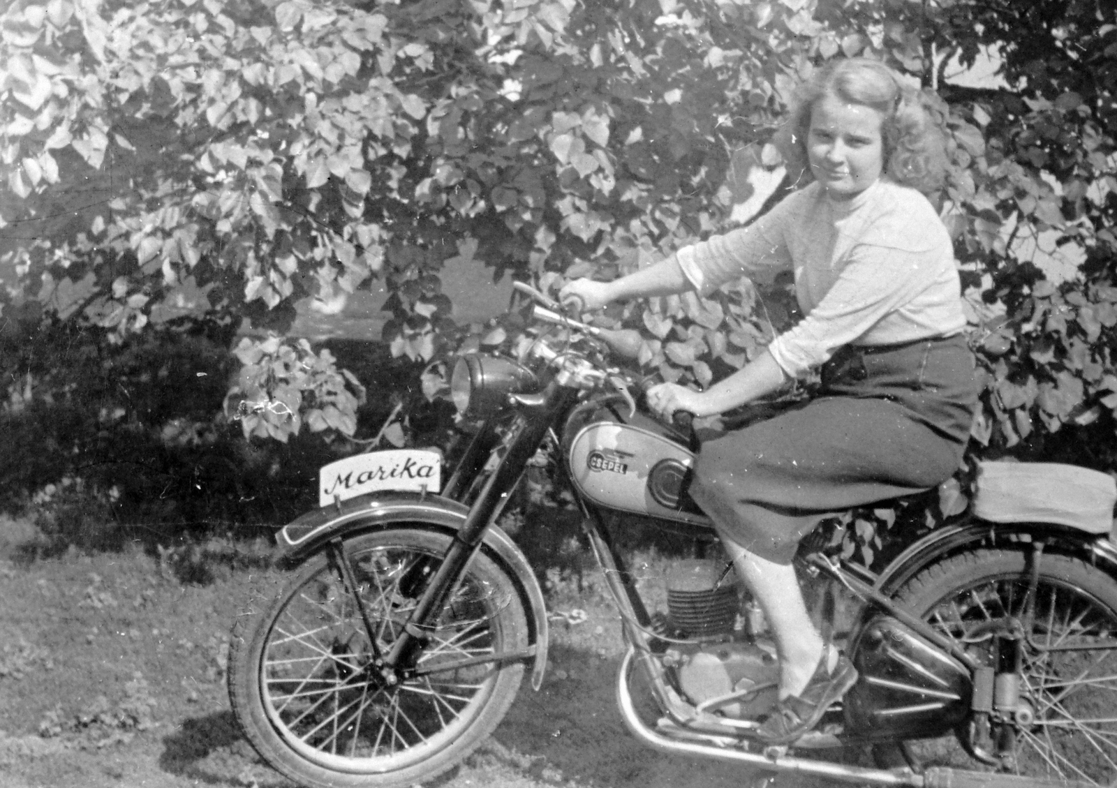 Csepel 125 típusú motorkerékpár., 1950, Fortepan, motorcycle, Hungarian brand, Csepel-brand, woman, girls'n'cars, Fortepan #9841
