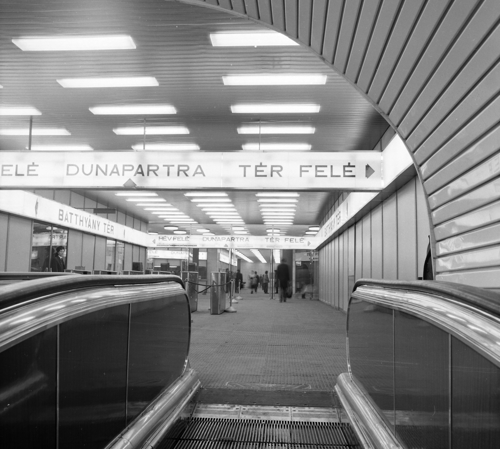 Hungary, Budapest I., Batthyány téri aluljáró, a metró utascsarnoka az állomáshoz vezető mozgólépcsővel., 1973, UVATERV, subway station, Budapest, Fortepan #98422