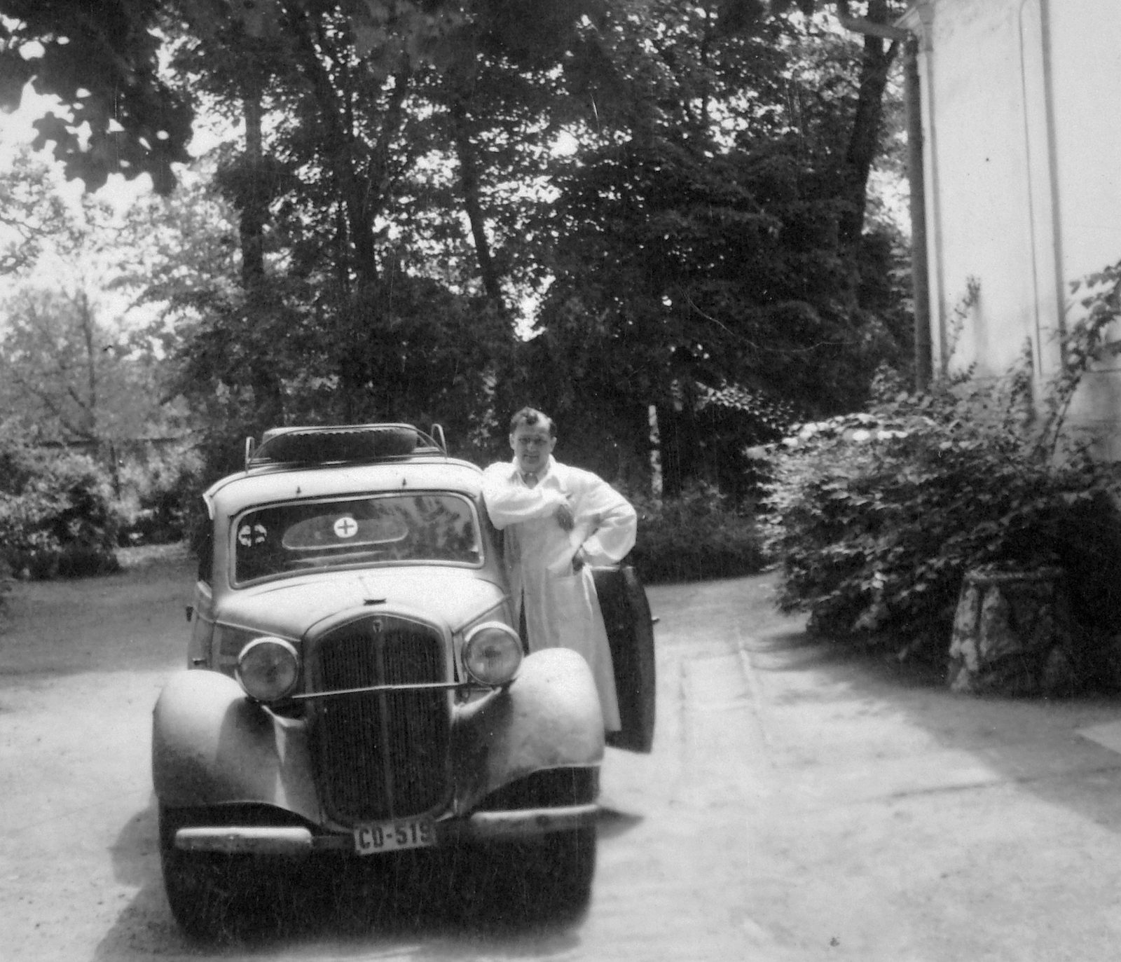 DKW F8 típusú személygépkocsi., 1943, Fortepan, német gyártmány, udvar, orvos, DKW-márka, mentőautó, automobil, rendszám, DKW F5/F7/F8, pótkerék, Fortepan #9843