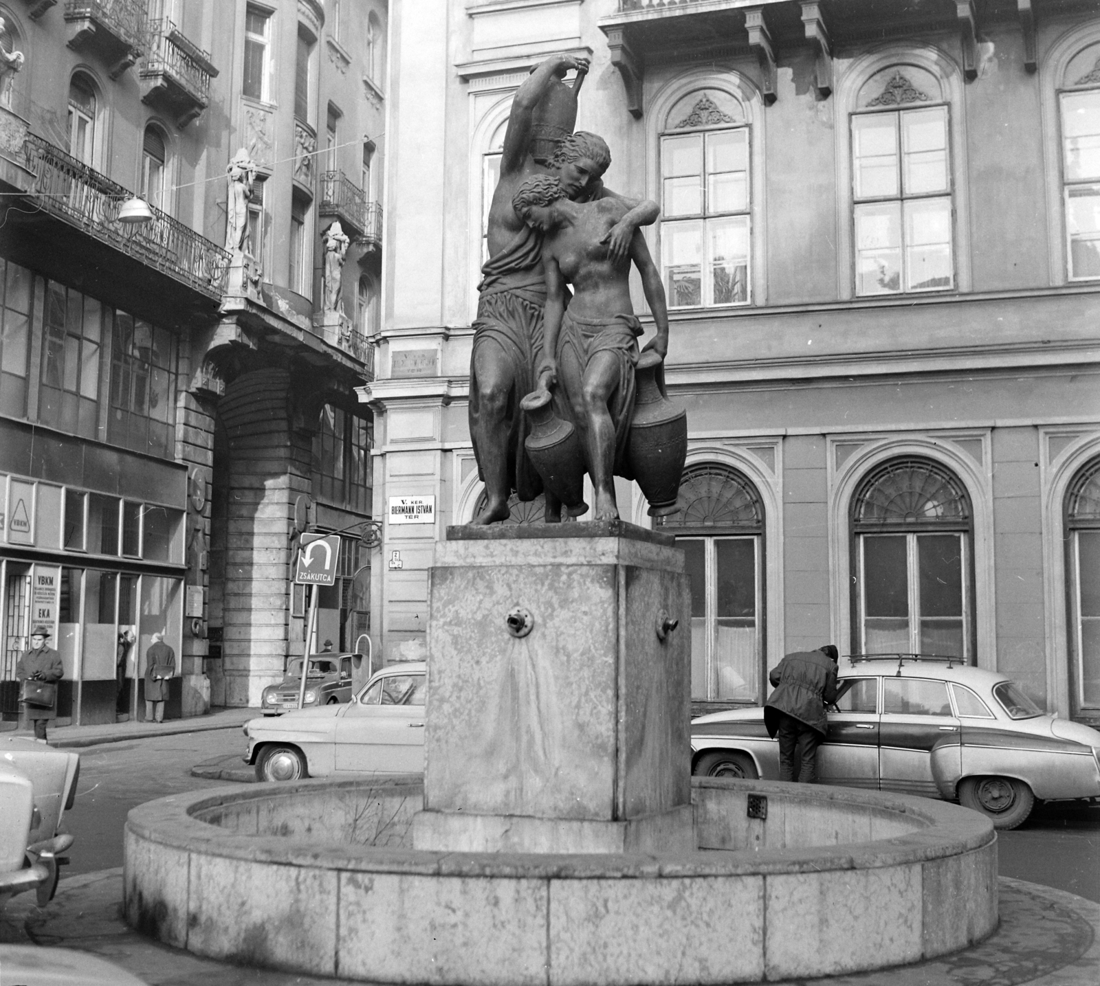 Magyarország, Budapest V., Szomory Dezső (Biermann István) tér, Danaidák kútja (Sidló Ferenc, 1933.), balra a Sütő utca., 1973, UVATERV, szobor, Budapest, szoborcsoport, vízhordó, meztelen alak, Wartburg 311/312, Fortepan #98446