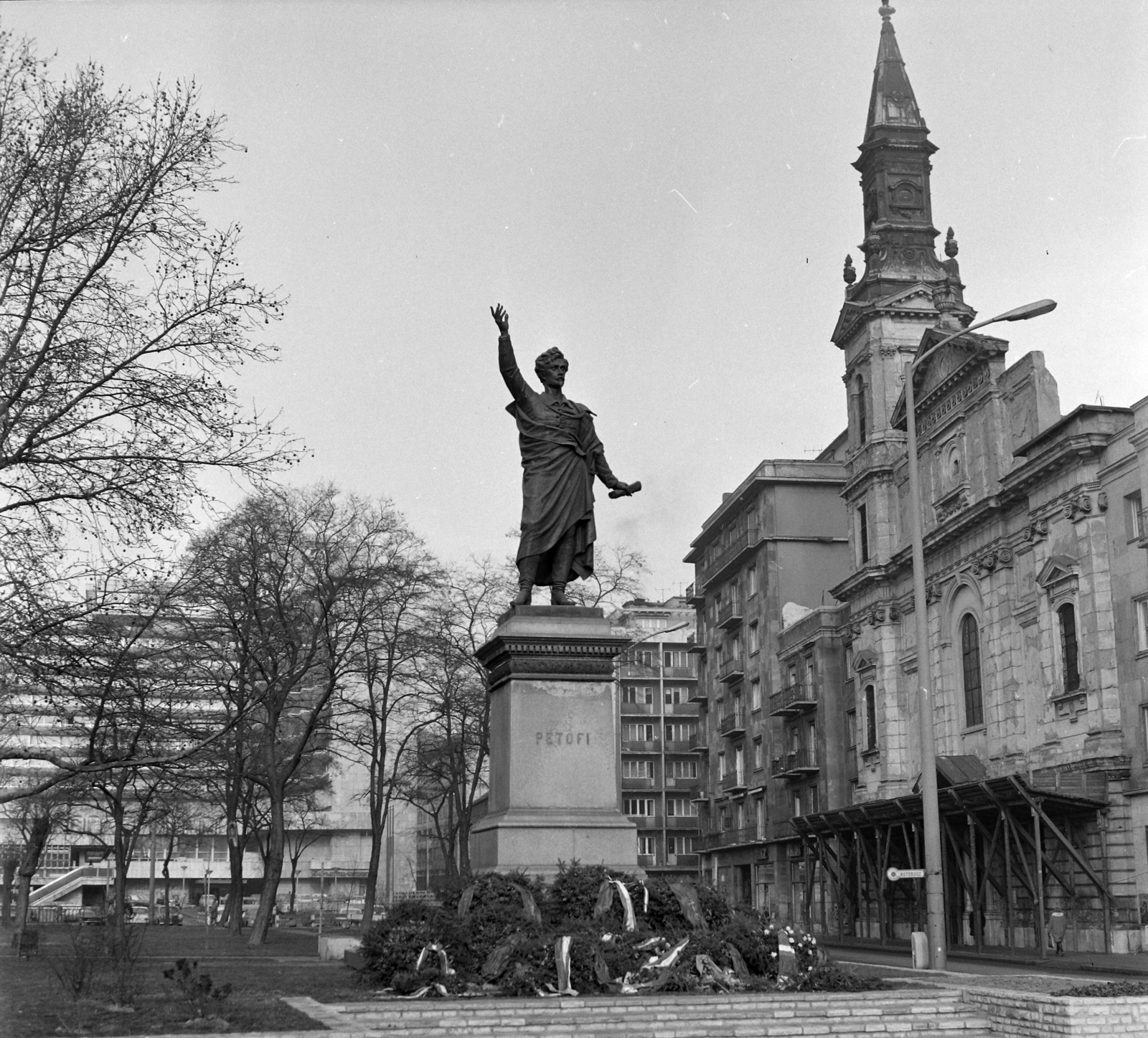 Hungary, Budapest V., Petőfi tér, Petőfi Sándor szobra (Huszár Andor, 1882.), jobbra az ortodox székesegyház., 1973, UVATERV, sculpture, Petőfi-portrayal, Budapest, Fortepan #98455