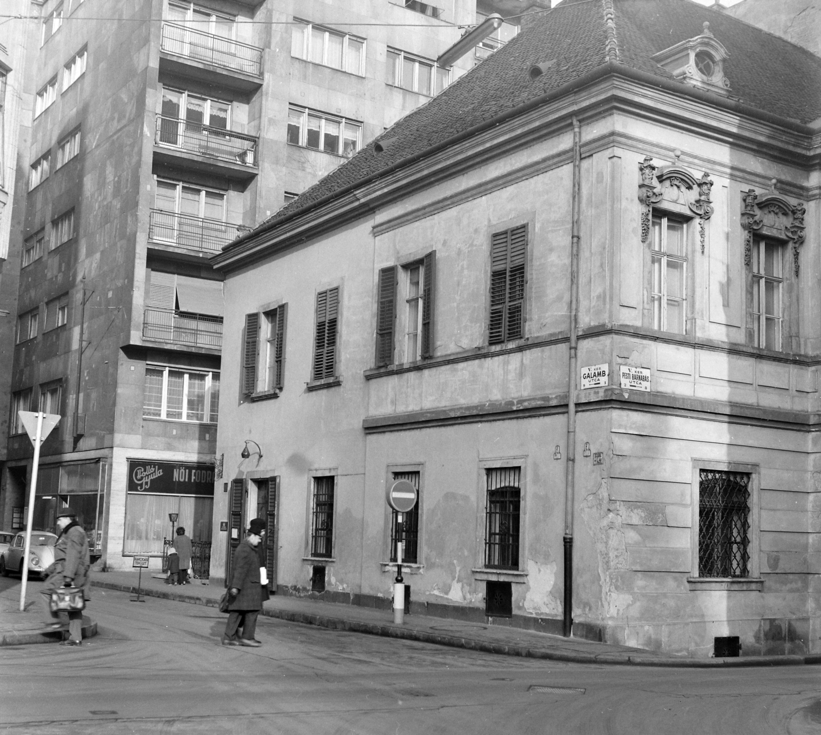 Hungary, Budapest V., Galamb utca - Piarista (Pesti Barnabás) utca sarok, Péterffy-palota / Krist-ház benne a Százéves Étterem., 1973, UVATERV, Budapest, Fortepan #98456
