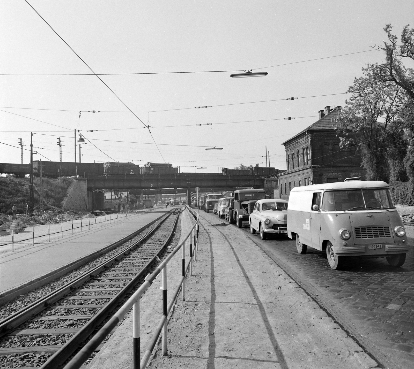 Hungary, Budapest IX., Soroksári út a Koppány utca felől a Kvassay Jenő út kereszteződése felé nézve, előtérben a HÉV végállomás., 1973, UVATERV, Budapest, Fortepan #98483