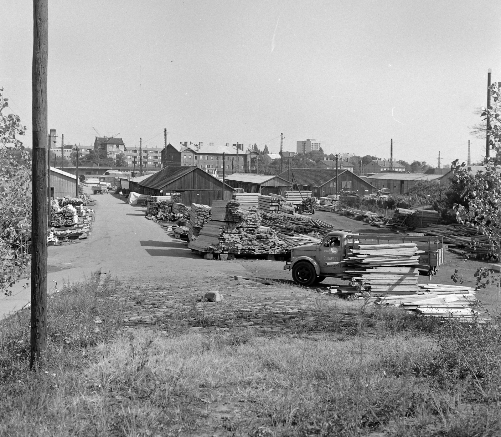 Hungary, Budapest XI., fatelep a Budaörsi úton, háttérben a Kelenföldi pályaudvar., 1973, UVATERV, Budapest, Fortepan #98513