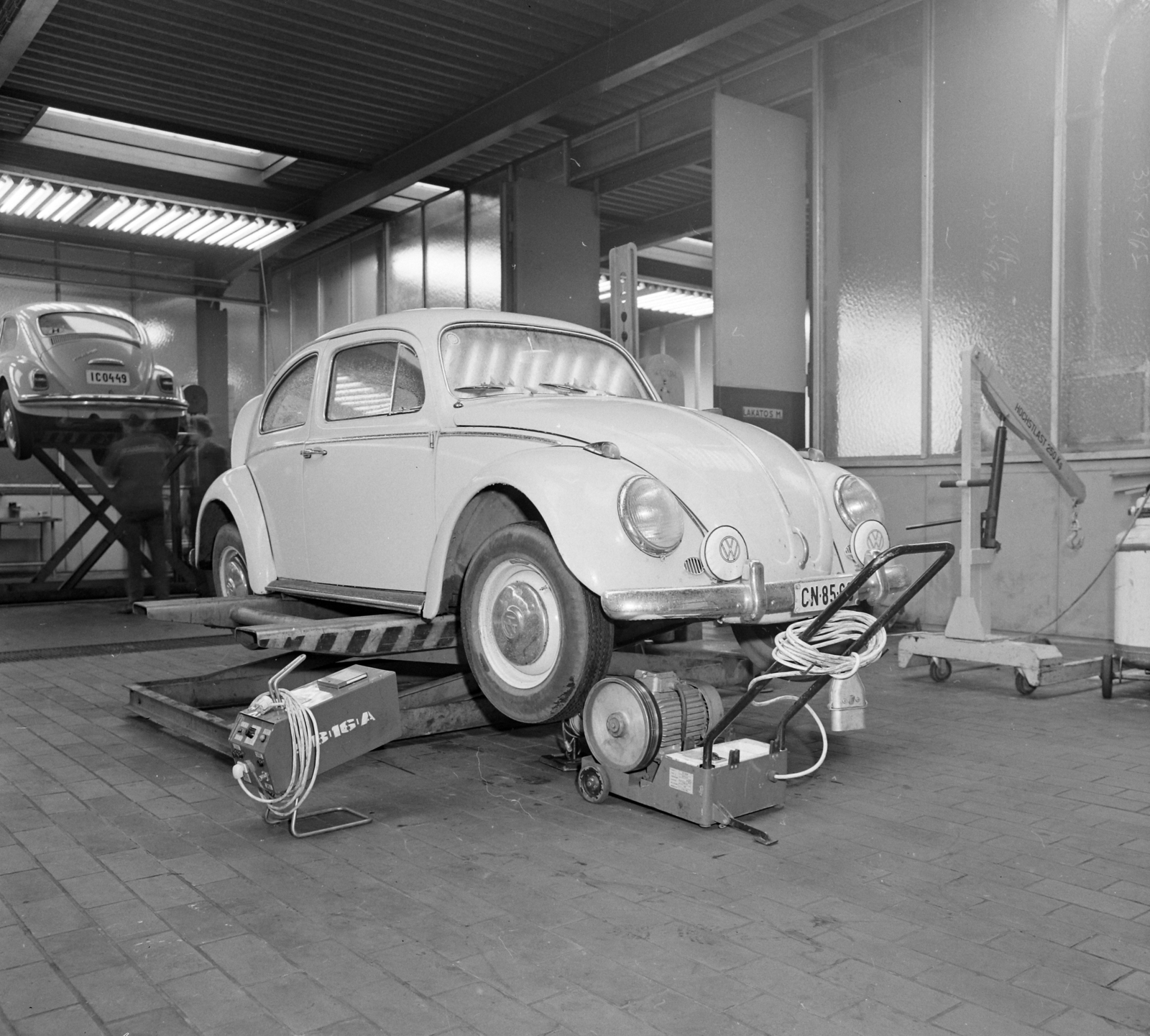 Hungary, 1973, UVATERV, German brand, Volkswagen-brand, szervíz, Volkswagen Beetle, number plate, Fortepan #98528