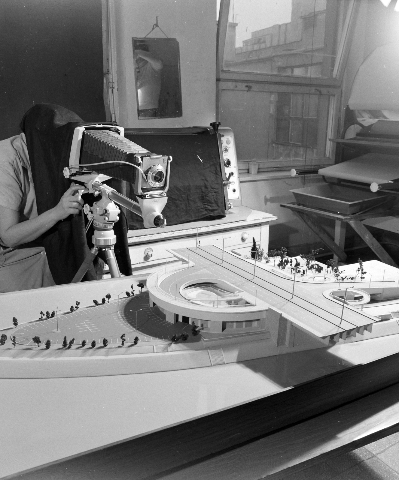 Hungary, Budapest V., Apáczai Csere János utca, az UVATERV fotóműterme és laborja. Az Árpád híd Margitszigetre vezető lehajtójának makettje., 1974, UVATERV, photography, model, Budapest, camera, reflection, peeking, Fortepan #98563