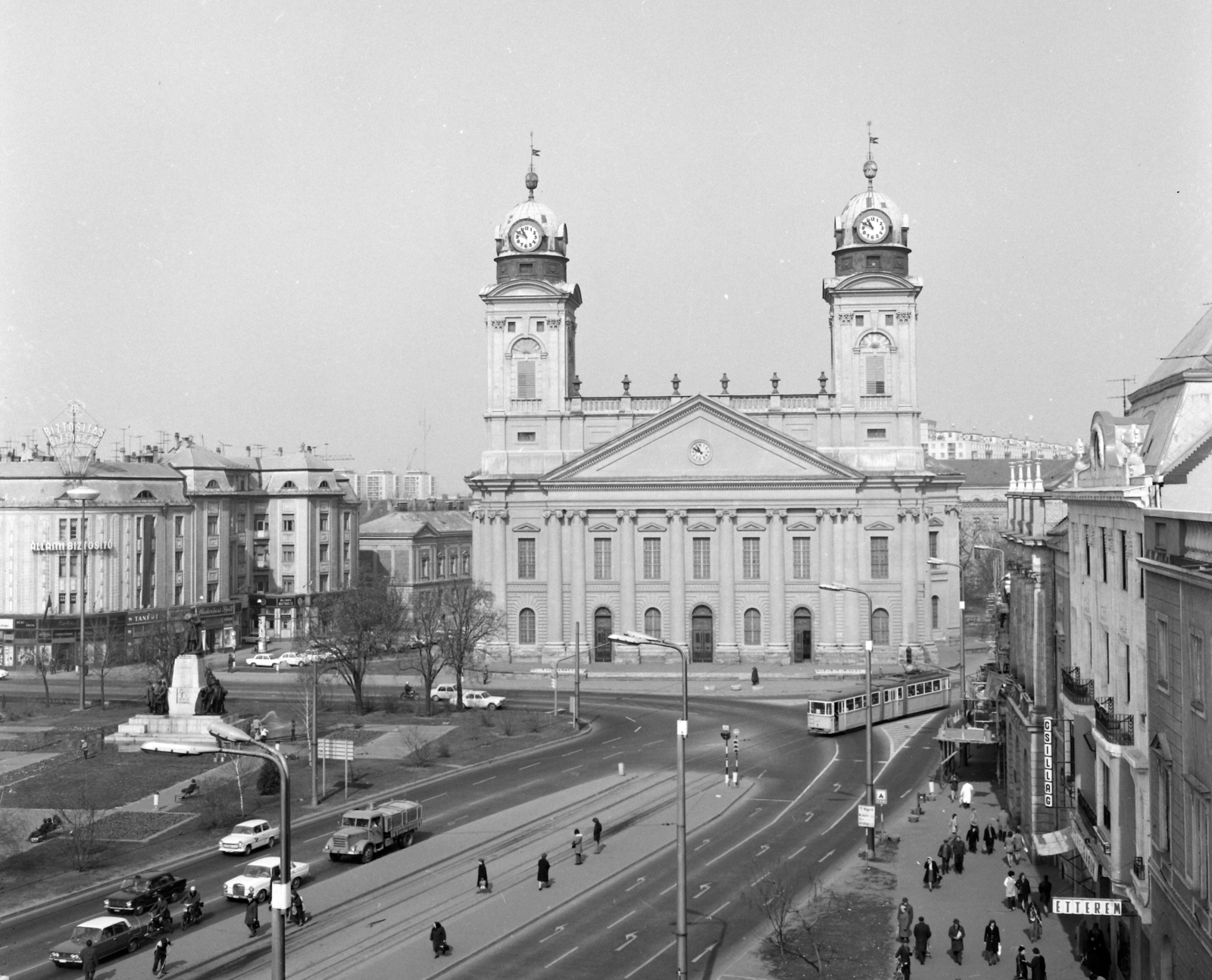 Hungary, Debrecen, Piac utca (Vörös Hadsereg útja), balra a Kossuth tér, szemben a Református Nagytemplom., 1974, UVATERV, Classicism, pediment, Károly Rabl-design, Mihály Péchy-design, Fortepan #98584