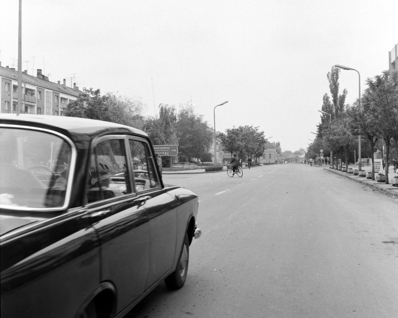 Hungary, Hajdúszoboszló, Hősök tere., 1974, UVATERV, road signs, Moskvitch-brand, Fortepan #98610