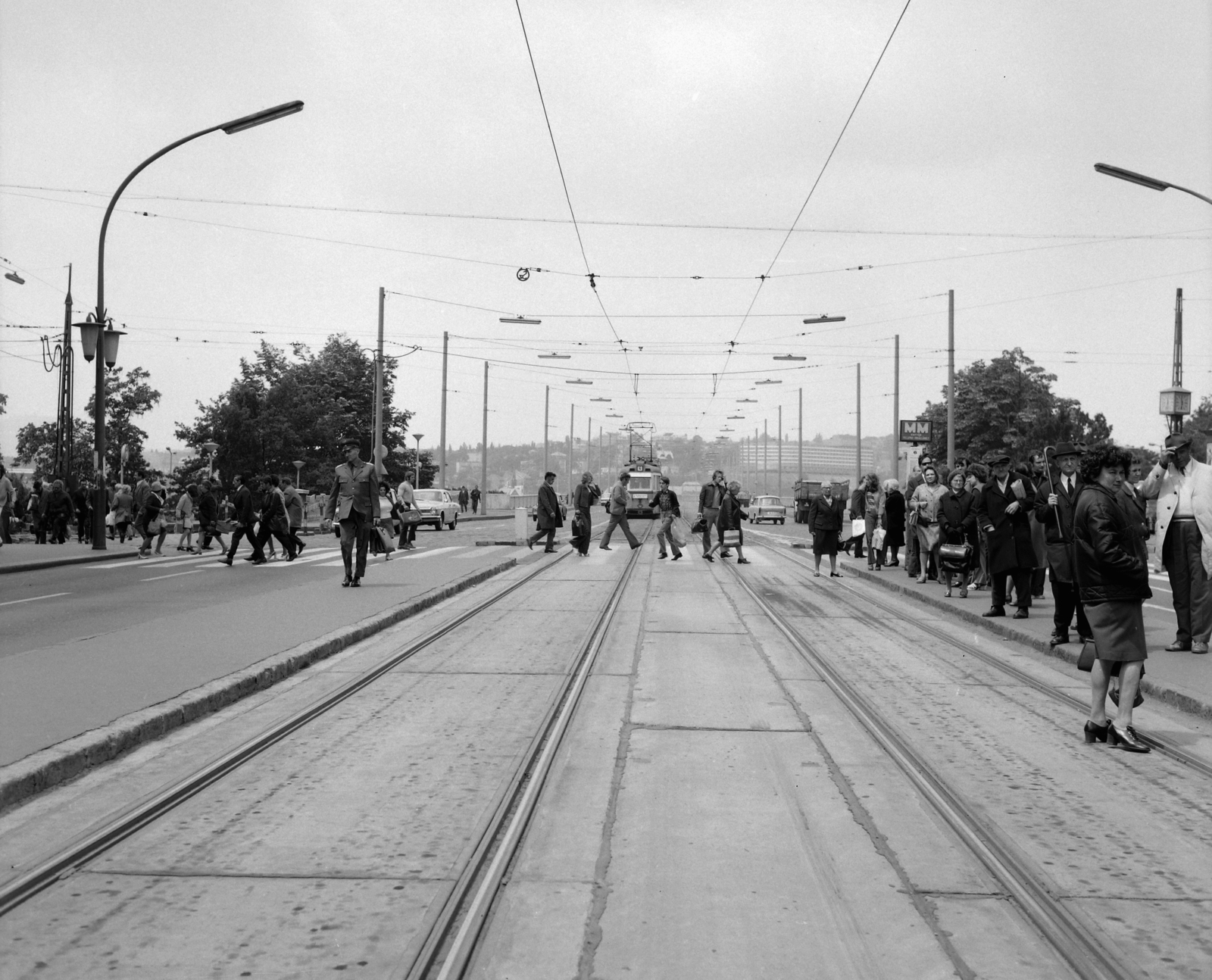 Magyarország, Budapest V.,Budapest XIII., Szent István körút a Jászai Mari térnél, háttérben a Margit híd és a Rózsadomb., 1974, UVATERV, Budapest, Fortepan #98623