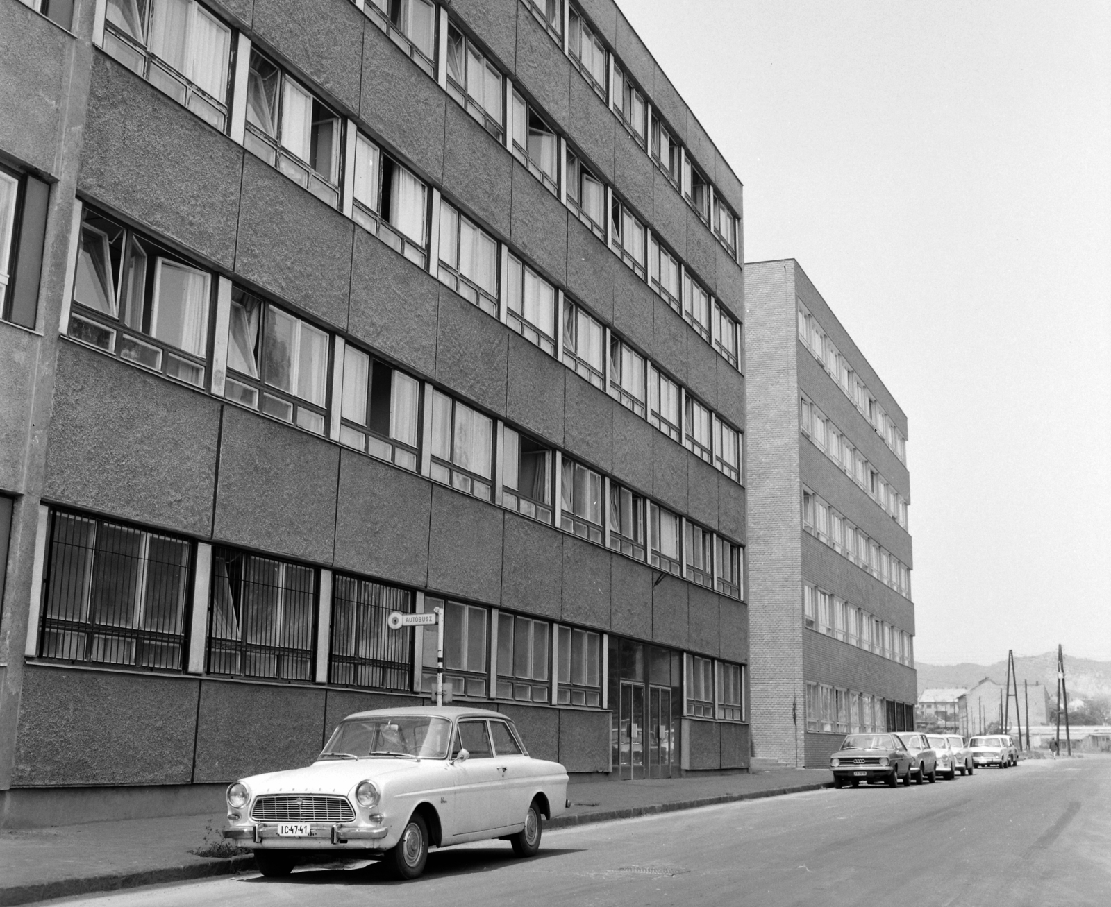 Magyarország, Budapest XI., Than Károly utca, Közlekedéstudományi Intézet (KTI)., 1974, UVATERV, német gyártmány, Lada-márka, Ford-márka, Audi-márka, automobil, rendszám, Budapest, Ford Taunus P4, Fortepan #98625