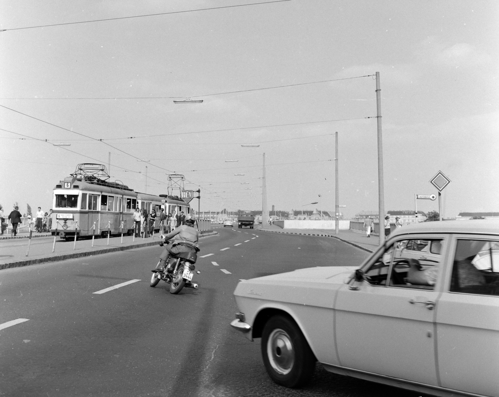 Hungary, Budapest II., Margit híd budai hídfő a Lipthay utcától nézve., 1974, UVATERV, GAZ-brand, tram, Budapest, Fortepan #98638