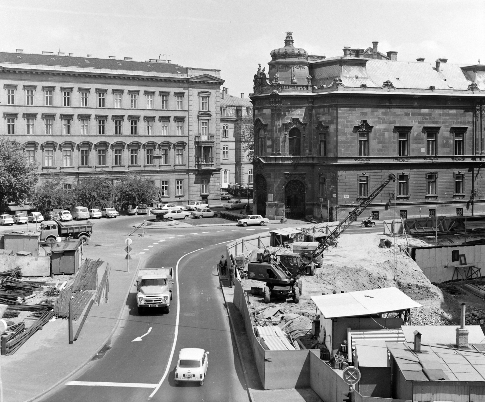 Hungary, Budapest VIII., Szabó Ervin tér az Üllői út felől nézve, szemben a Fővárosi Szabó Ervin Könyvtár központi épülete. Jobbra a BKV Forgalomirányító Központ építése. Előtérben az építkezés során megnyitott névtelen utca., 1974, UVATERV, Budapest, Fortepan #98645