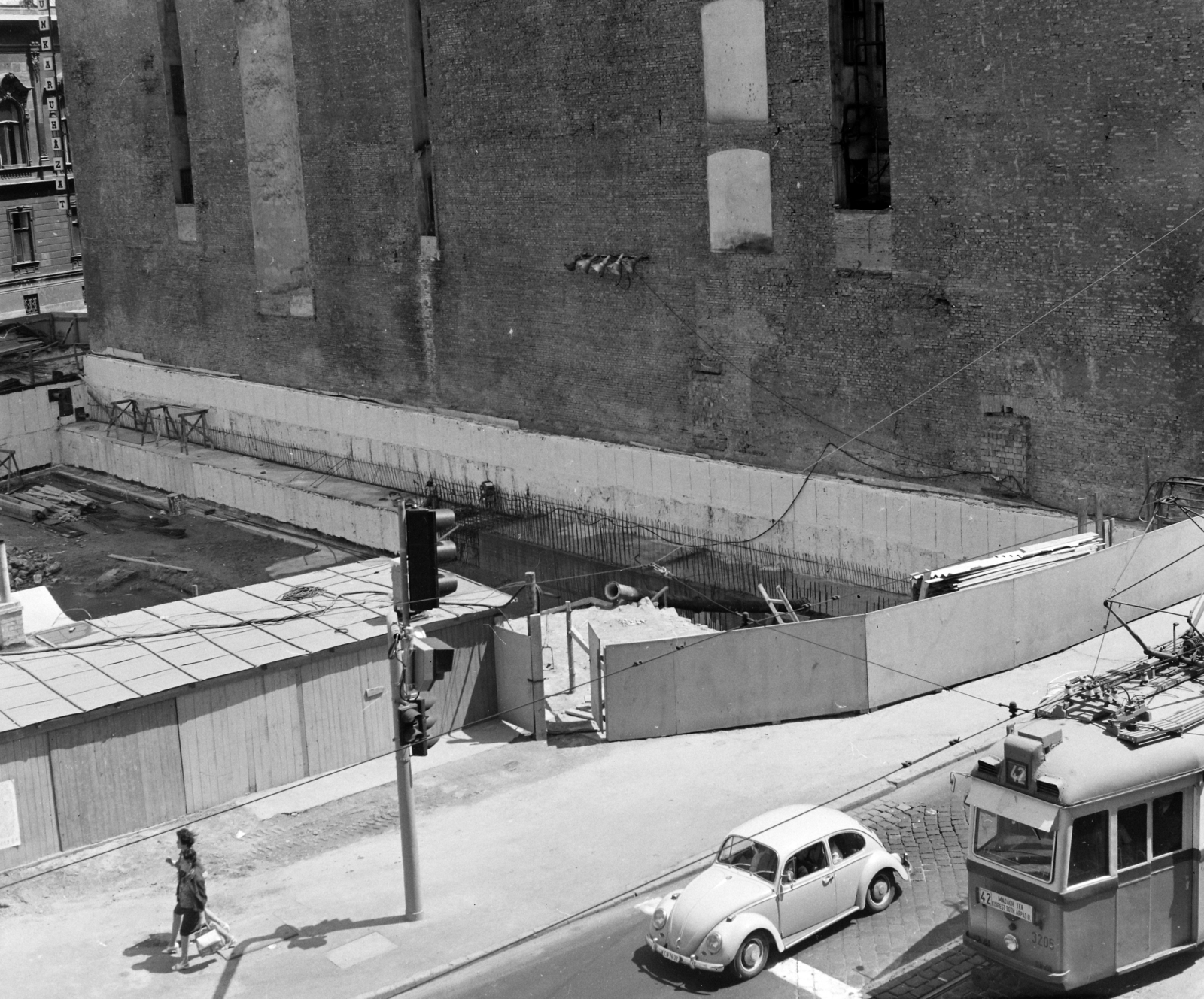 Hungary, Budapest VIII., BKV Forgalomirányító Központ építése az Üllői út és a Baross utca között, háttérben a Szabó Ervin Könyvtár Baross utcai frontja látszik., 1974, UVATERV, tram, Budapest, Fortepan #98646