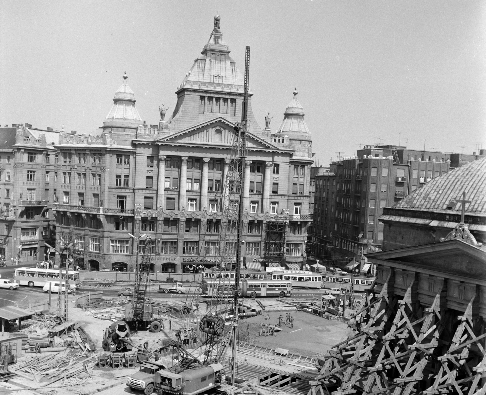 Hungary, Budapest V.,Budapest VI., Deák Ferenc tér az aluljáró építése idején, szemben az Anker-ház., 1974, UVATERV, Ignác Alpár-design, palace, eclectic architecture, Budapest, Fortepan #98658