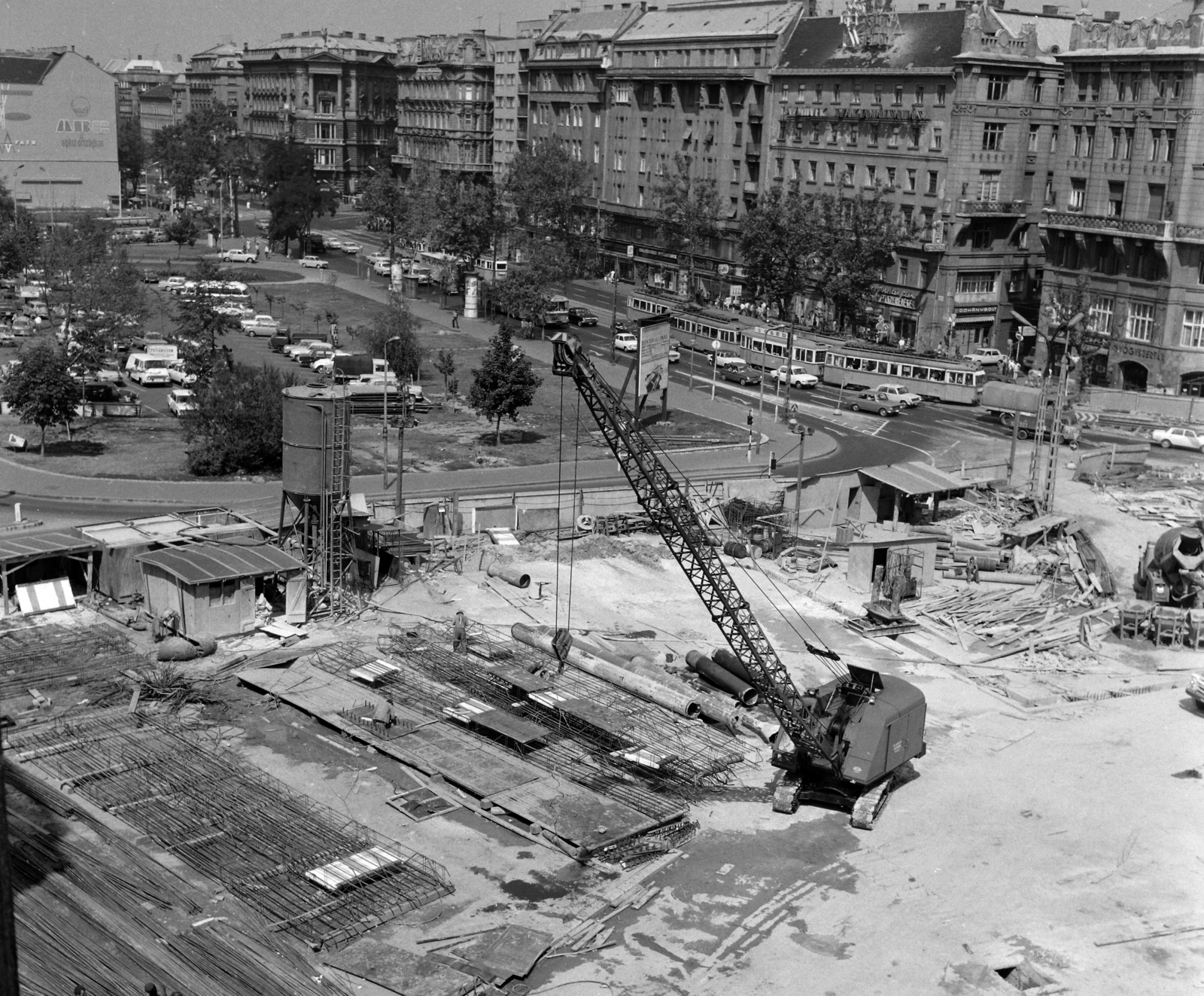 Magyarország, Budapest V.,Budapest VI., Deák Ferenc tér a Bajcsy-Zsilinszky út felé nézve az aluljáró építése idején., 1974, UVATERV, Budapest, Fortepan #98659