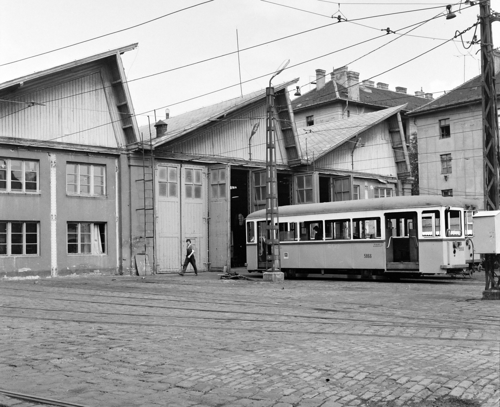 Magyarország, Budapest XI., Bartók Béla út 135., Füzesi Árpád Főműhely., 1974, UVATERV, villamos, BKV-szervezet, villamos pótkocsi, Budapest, remíz, Fortepan #98666