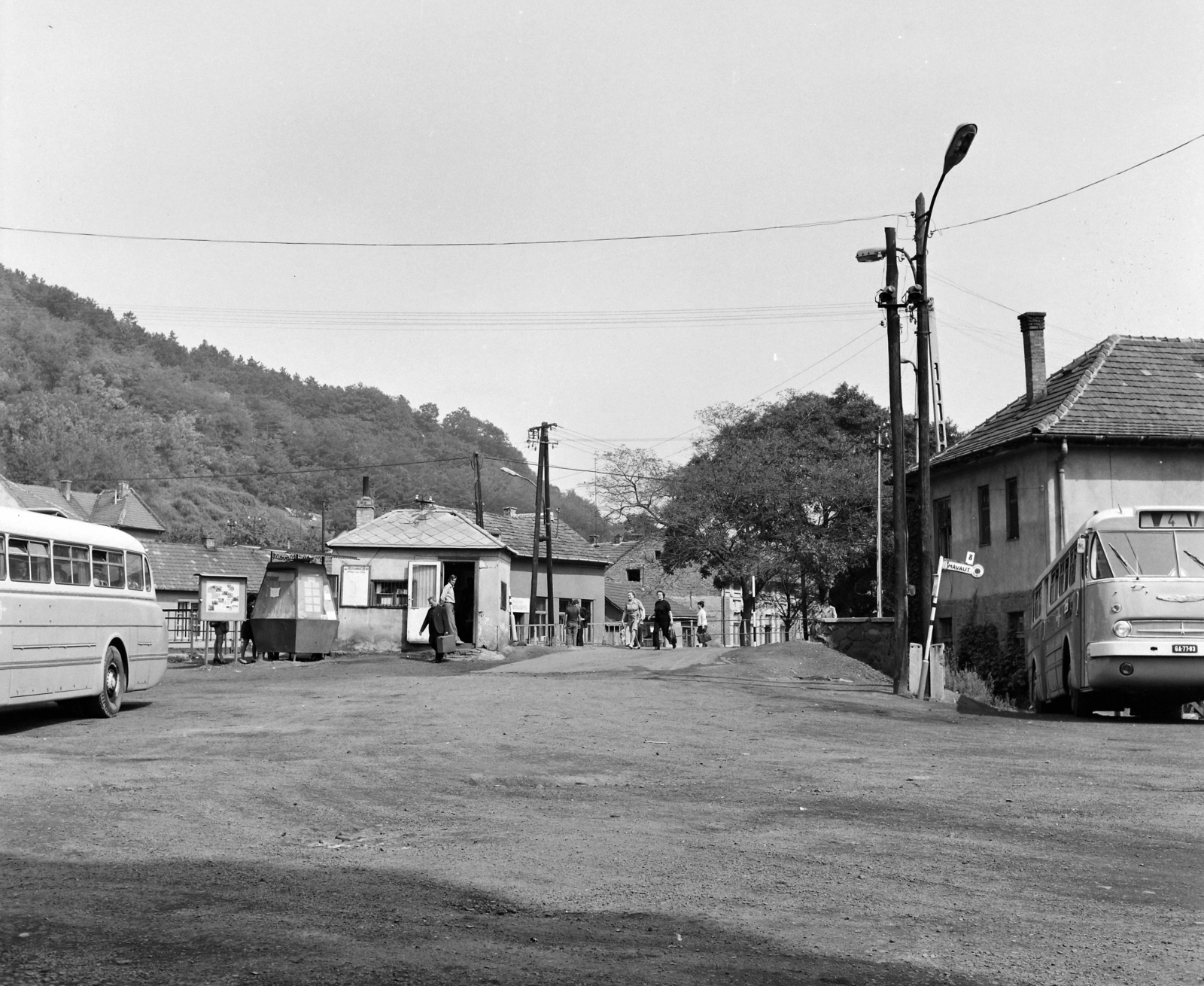 Hungary, Salgótarján, ideiglenes autóbusz-állomás a Fürdő út - Karancsi út - Bartók Béla út határolta területen., 1974, UVATERV, booth, Ikarus-brand, MÁVAUT-organisation, bus stop, number plate, bus stop, public transport line number, Fortepan #98689