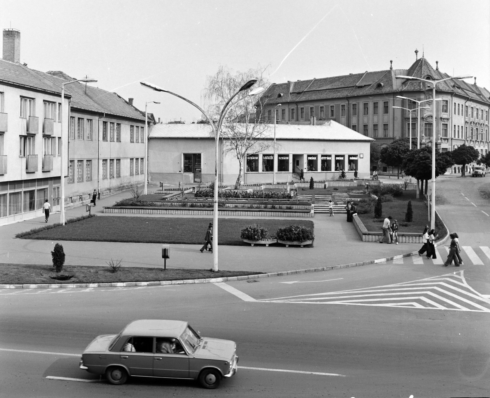 Hungary, Balassagyarmat, Civitas Fortissima (Köztársaság) tér, jobbra a Bajcsy-Zsilinszky utca és a Balassagyarmati Rendőrkapitányság (eredetileg Pénzügyi palota). A felvétel az egykori Vármegyházból készült., 1974, UVATERV, Lada-brand, Fortepan #98693