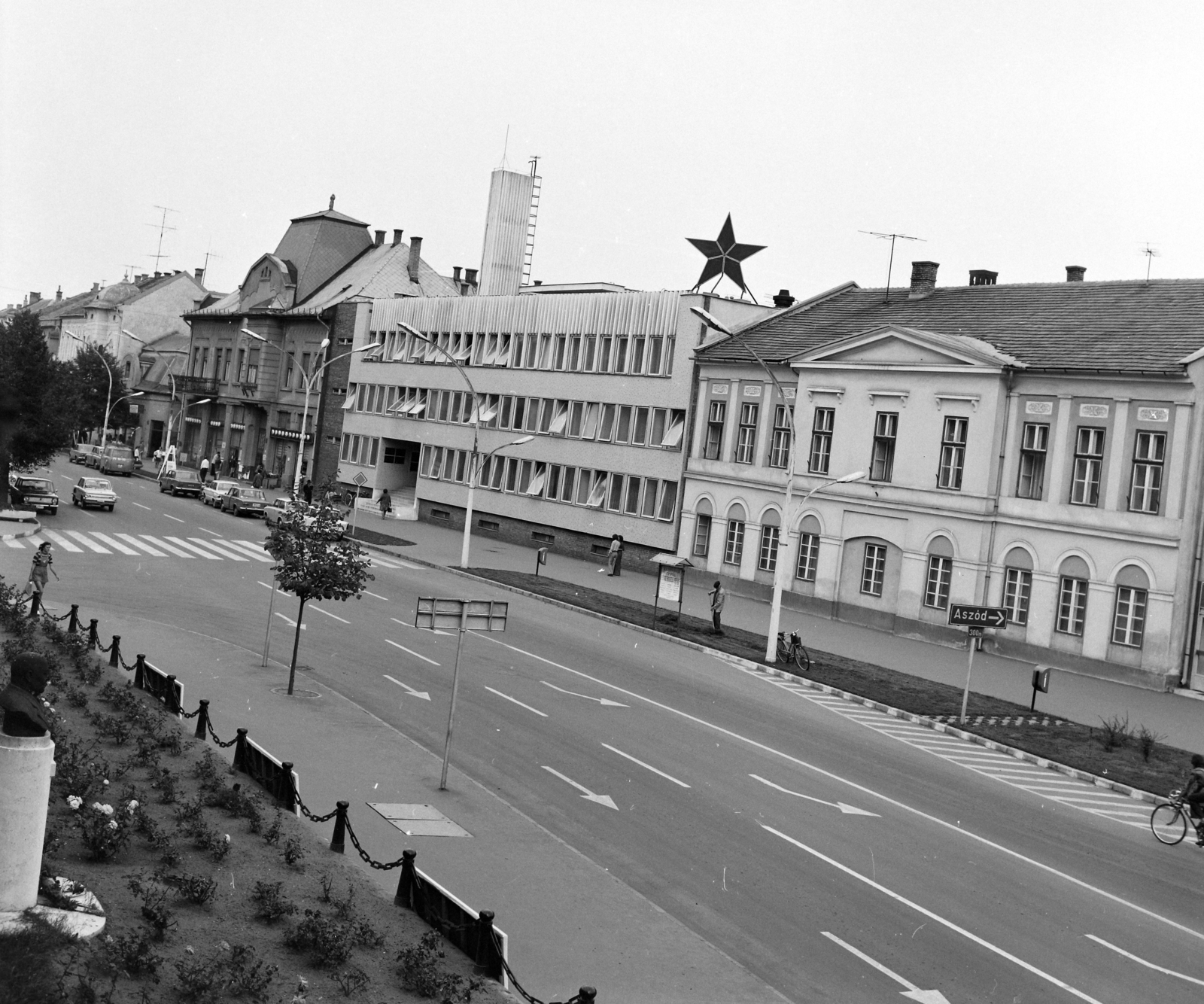 Hungary, Balassagyarmat, Civitas Fortissima (Köztársaság) tér a Rákóczi fejedelem út felé nézve. A felvétel az egykori Vármegyházból készült., 1974, UVATERV, Fortepan #98699