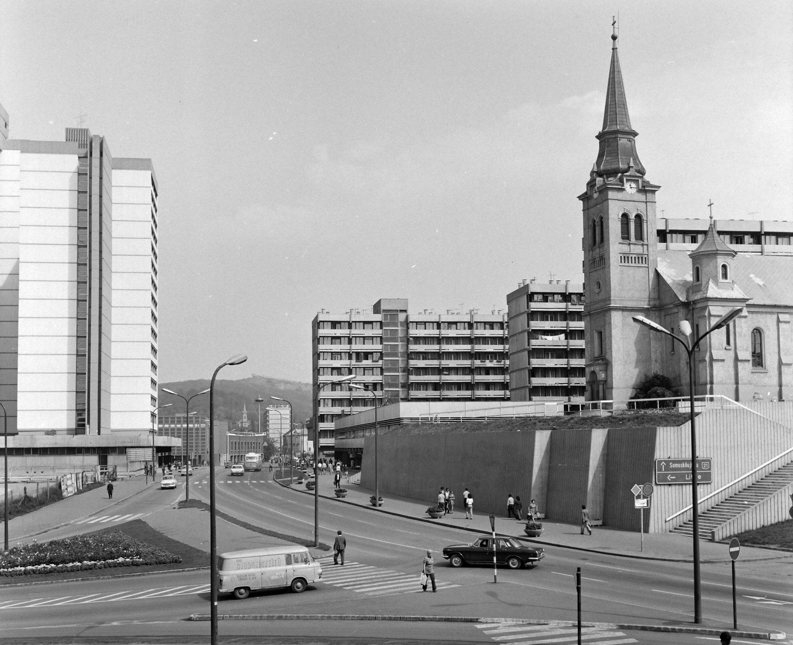 Magyarország, Salgótarján, Rákóczi út a Múzeum tértől a Fő tér felé nézve, jobbra a Kisboldogasszony-templom., 1974, UVATERV, Barkas-márka, Fortepan #98702