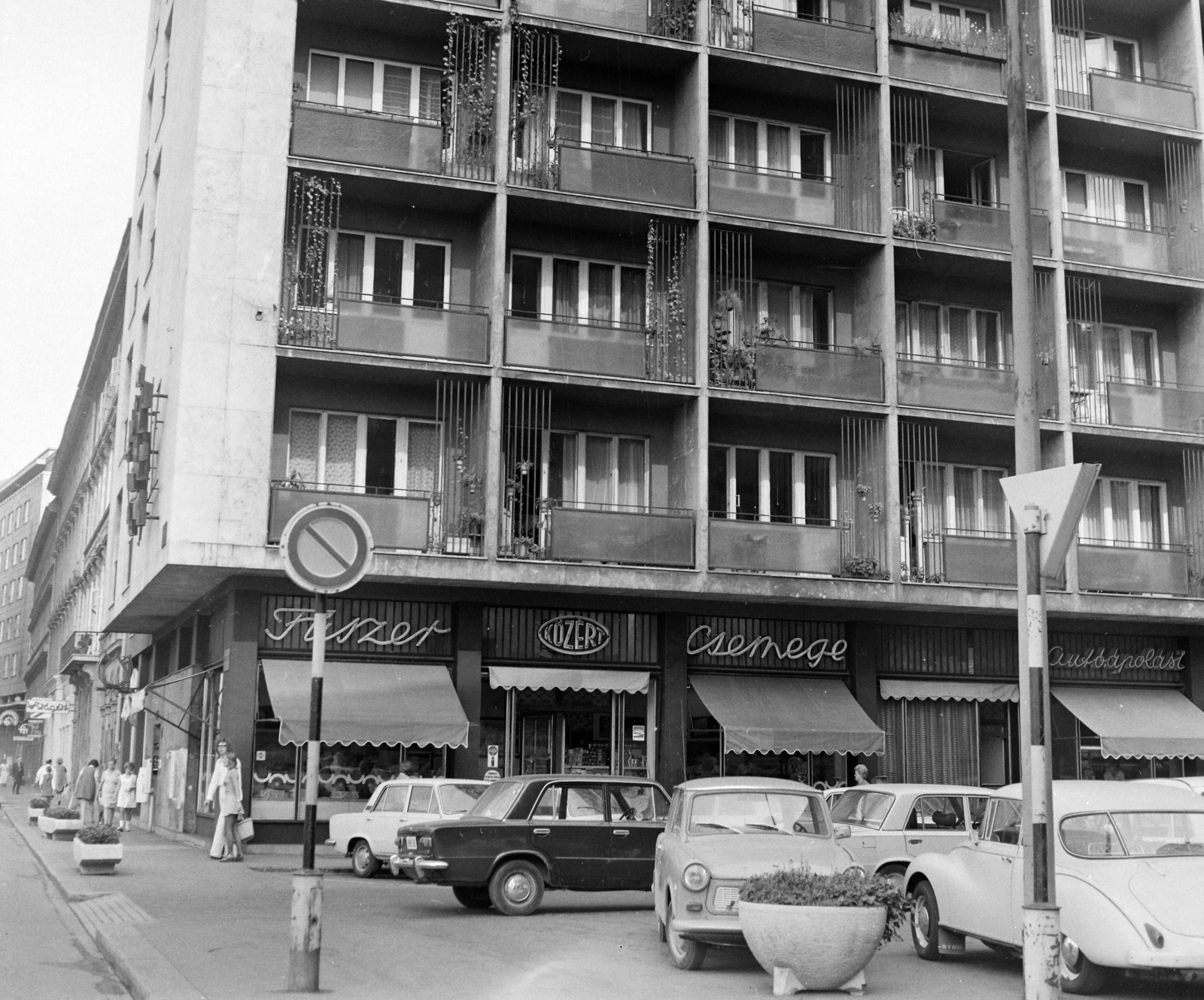 Hungary, Budapest V., Apáczai Csere János utca - Régi posta utca sarok., 1974, UVATERV, neon sign, Budapest, grocery store, Közért Company, Fortepan #98714