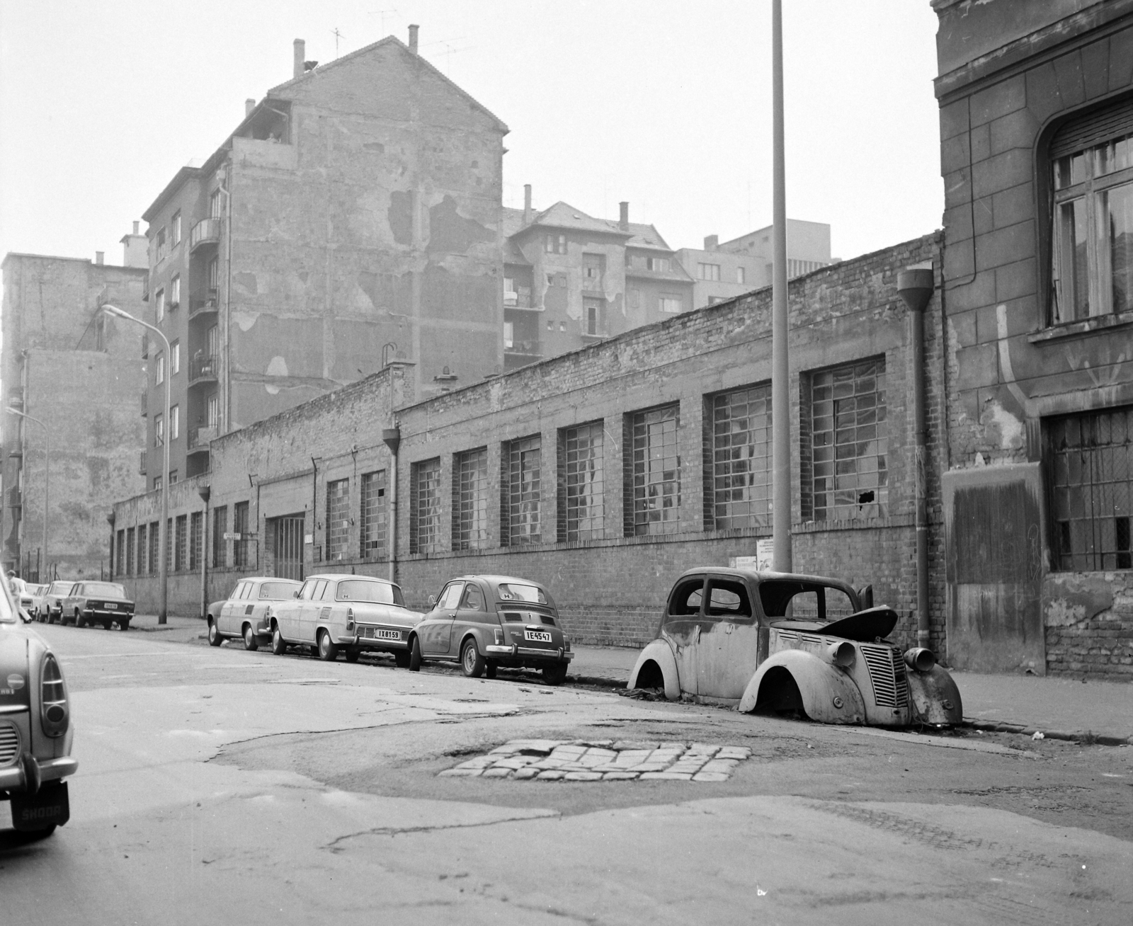 Hungary, Budapest XIII., Ipoly utca 5., az ATI (Autóközlekedési Tanintézet) műhelye., 1974, UVATERV, Fiat-brand, wreck, number plate, Budapest, Fortepan #98720