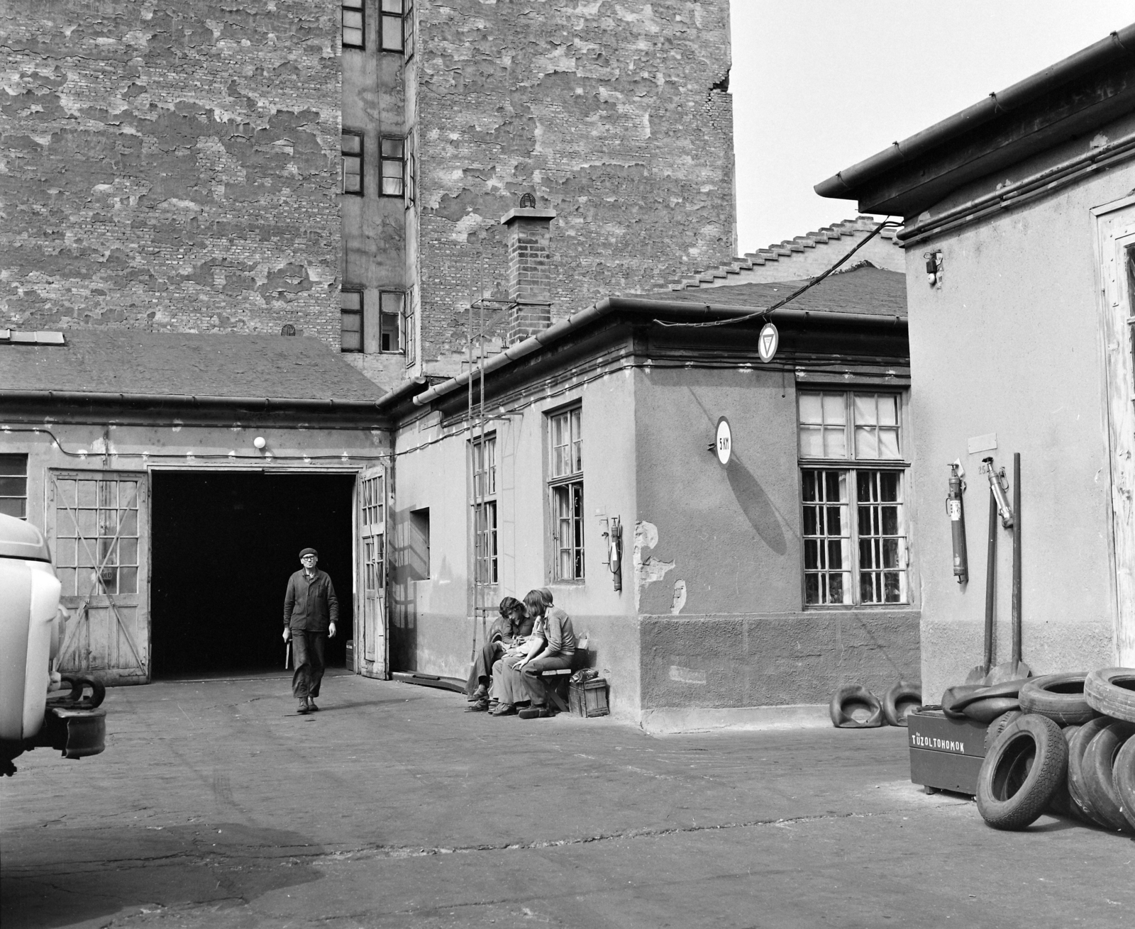 Hungary, Budapest XIII., Ipoly utca 5., az ATI (Autóközlekedési Tanintézet) műhelyének udvara., 1974, UVATERV, Budapest, Fortepan #98723