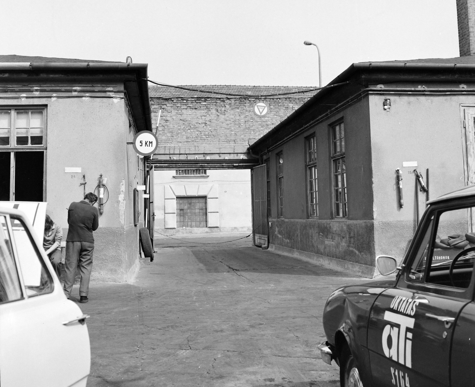 Hungary, Budapest XIII., Ipoly utca 5., az ATI (Autóközlekedési Tanintézet) műhelyének udvara., 1974, UVATERV, Budapest, Fortepan #98730