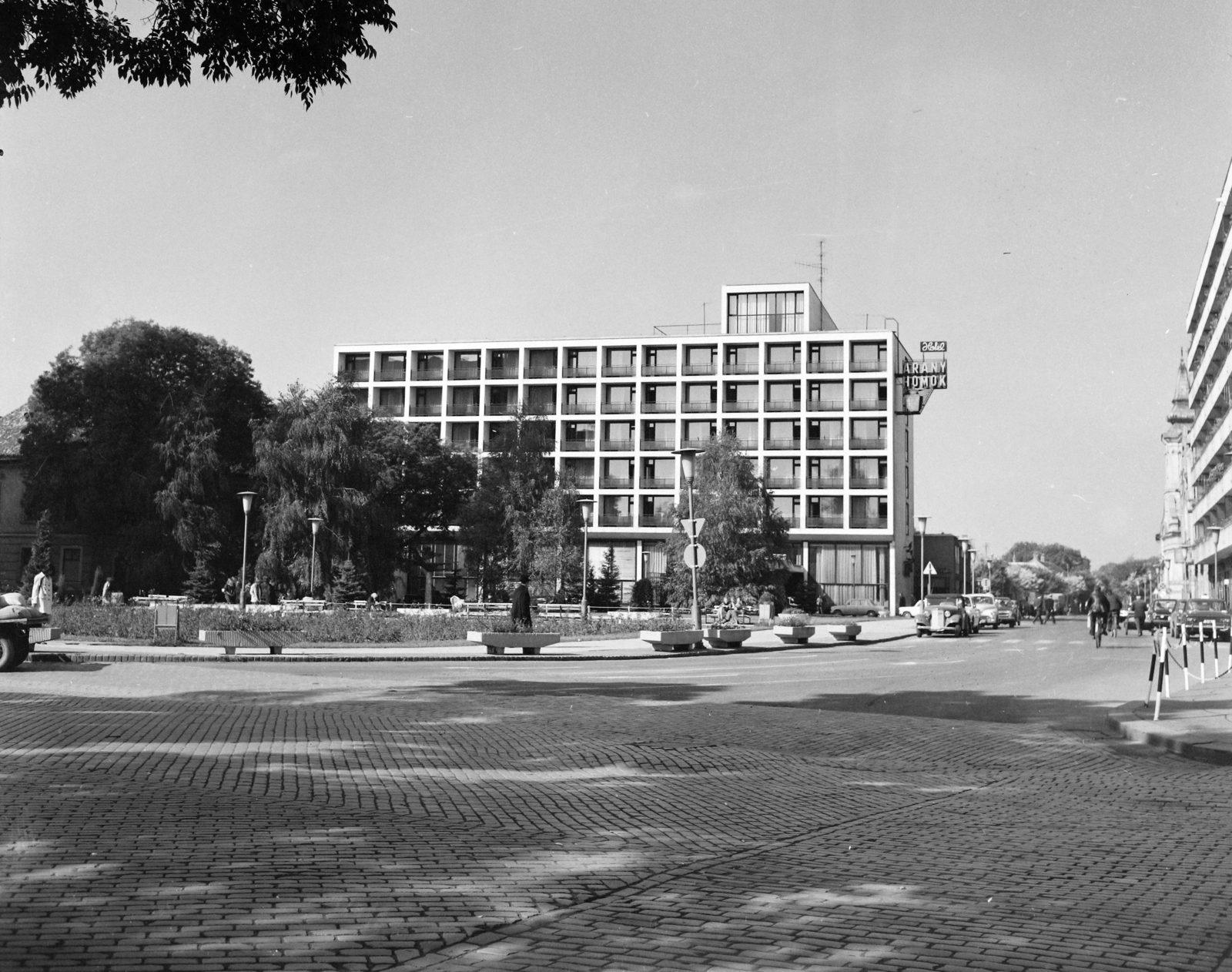 Hungary, Kecskemét, Kossuth tér, Aranyhomok Hotel., 1974, UVATERV, Fortepan #98738