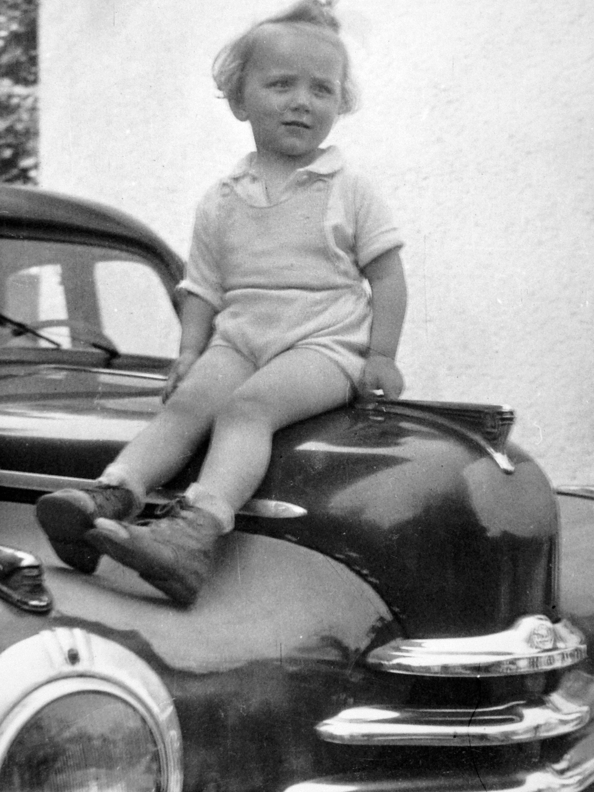 Skoda 1101 személygépkocsi., 1947, Fortepan, portrait, transport, Czechoslovak brand, Skoda-brand, girl, girls'n'cars, sitting on a car, Fortepan #9874