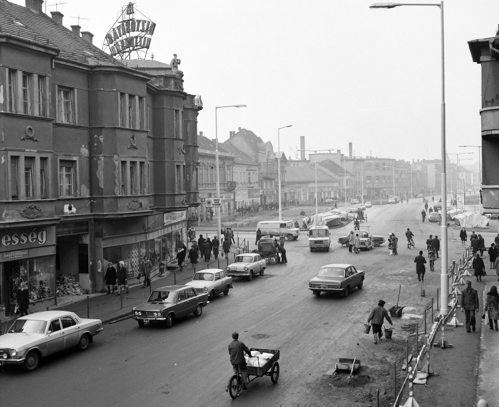 Hungary, Szolnok, Kossuth Lajos út, balra a Nerfeld palota és a Szapáry utca (Ságvári Endre körút) torkolata. Szemben a Baross (Beloiannisz) út., 1974, UVATERV, Polski Fiat-brand, Fortepan #98746