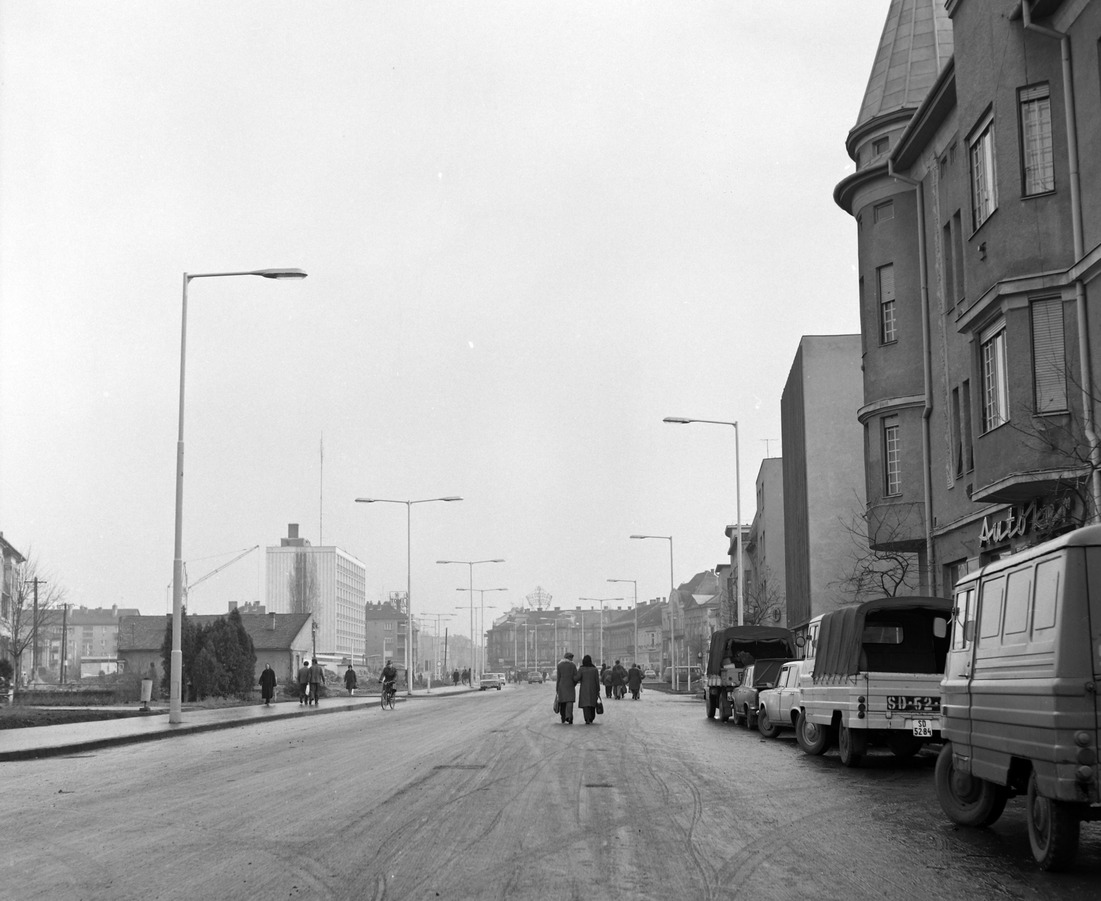 Hungary, Szolnok, Baross (Beloiannisz) út, távolabb balra a Boldog Sándor István (Ságvári Endre) körút sarkon a Pártház., 1974, UVATERV, Fortepan #98748