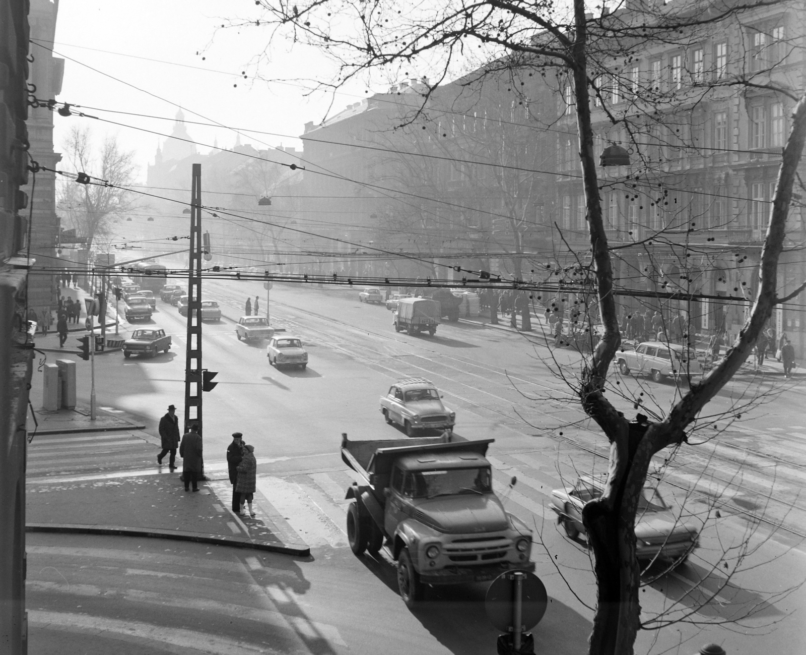 Hungary, Budapest V.,Budapest VI., Bajcsy-Zsilinszky út a Nagymező utca és a Podmaniczky (Rudas László) utca találkozásától a Bazilika felé nézve., 1974, UVATERV, Budapest, Fortepan #98757