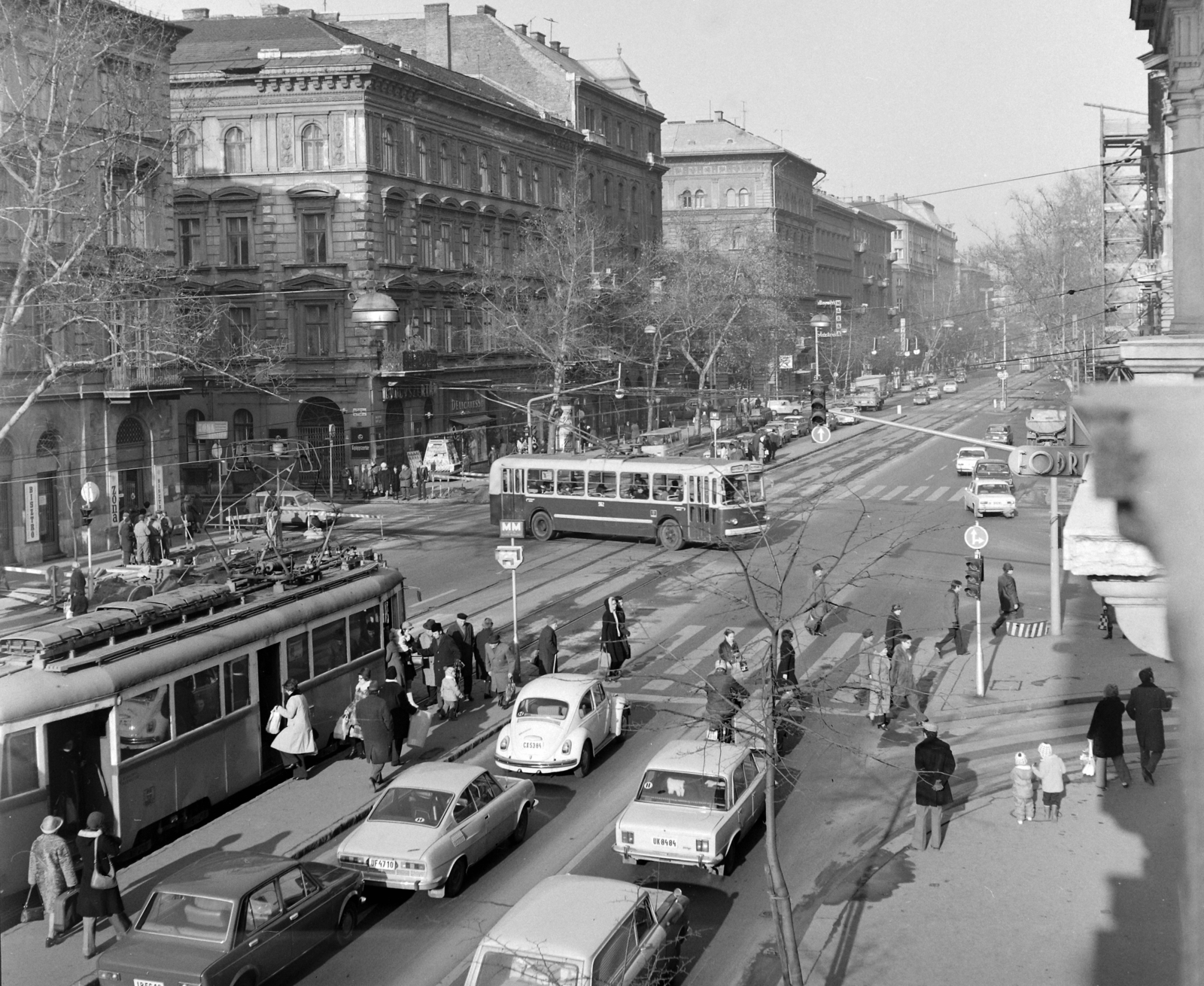 Hungary, Budapest V.,Budapest VI., Bajcsy-Zsilinszky út a Nyugati (Marx) tér felé nézve, balra a Kálmán Imre utca., 1974, UVATERV, Ganz UV tramway, Budapest, Volkswagen Beetle, Fortepan #98760
