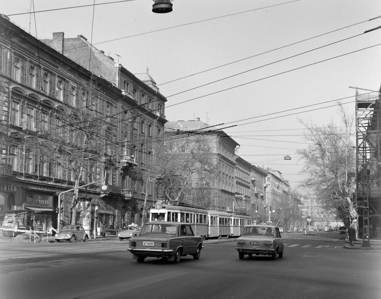 Magyarország, Budapest V.,Budapest VI., Bajcsy-Zsilinszky út a Nagymező utcától a Nyugati (Marx) tér felé nézve., 1974, UVATERV, forgalom, utcakép, Polski Fiat-márka, villamos, Skoda 100, Polski Fiat 125p, VAZ 2101, Budapest, viszonylatszám, Fortepan #98767