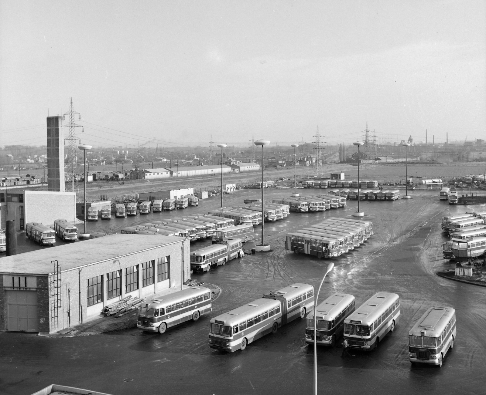 Magyarország, Budapest III., Pomázi út, Óbudai buszgarázs, járműtelep., 1975, UVATERV, Ikarus-márka, Ikarus 180, Ikarus 620/630, Ikarus 260, Ikarus 556, Budapest, UFO-lámpa, buszgarázs, autóbusz, Fortepan #98780