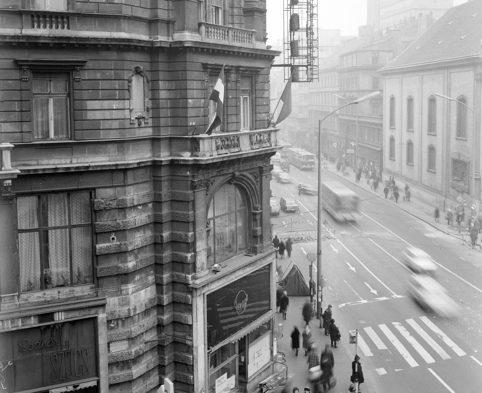 Hungary, Budapest V., Petőfi Sándor utca - Kossuth Lajos utca sarok az Astoria felé nézve., 1975, UVATERV, Budapest, Fortepan #98797