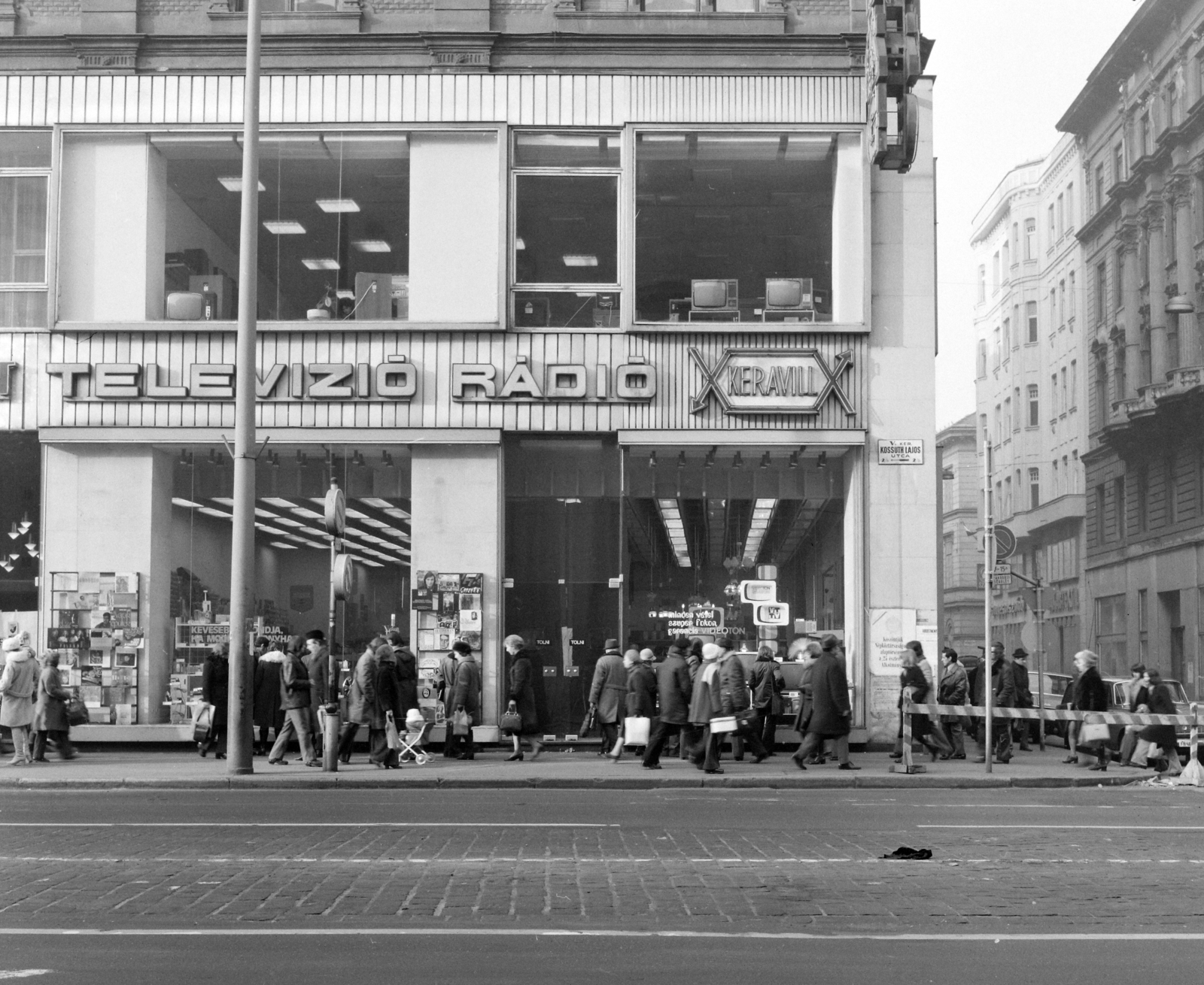 Hungary, Budapest V., Kossuth Lajos utca, jobbra a Városház utca., 1975, UVATERV, Show window, neon sign, specialty store, Budapest, Fortepan #98801