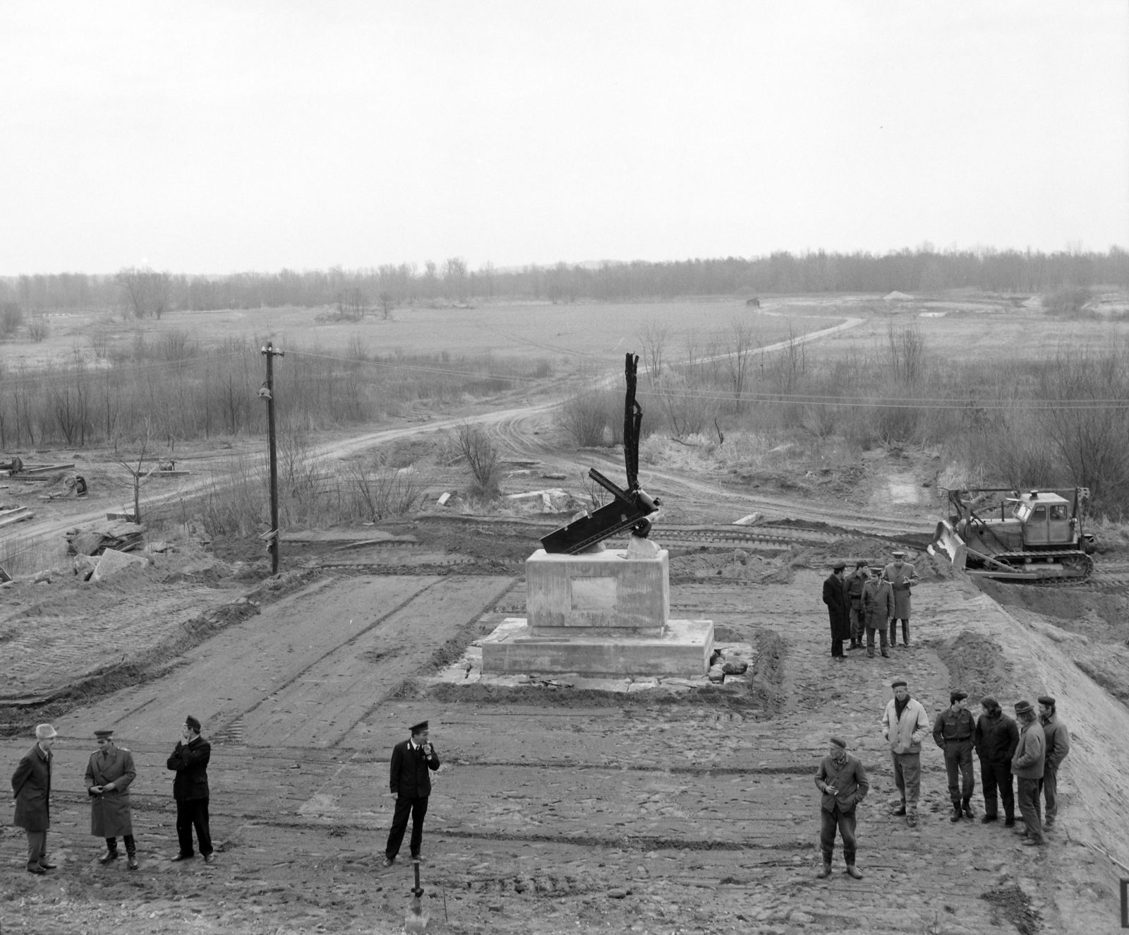 Magyarország, Murakeresztúr, a II. világháborúban lerombolt vasúti híd emlékműve az új híd hídfőjénél., 1975, UVATERV, emlékmű, Fortepan #98815